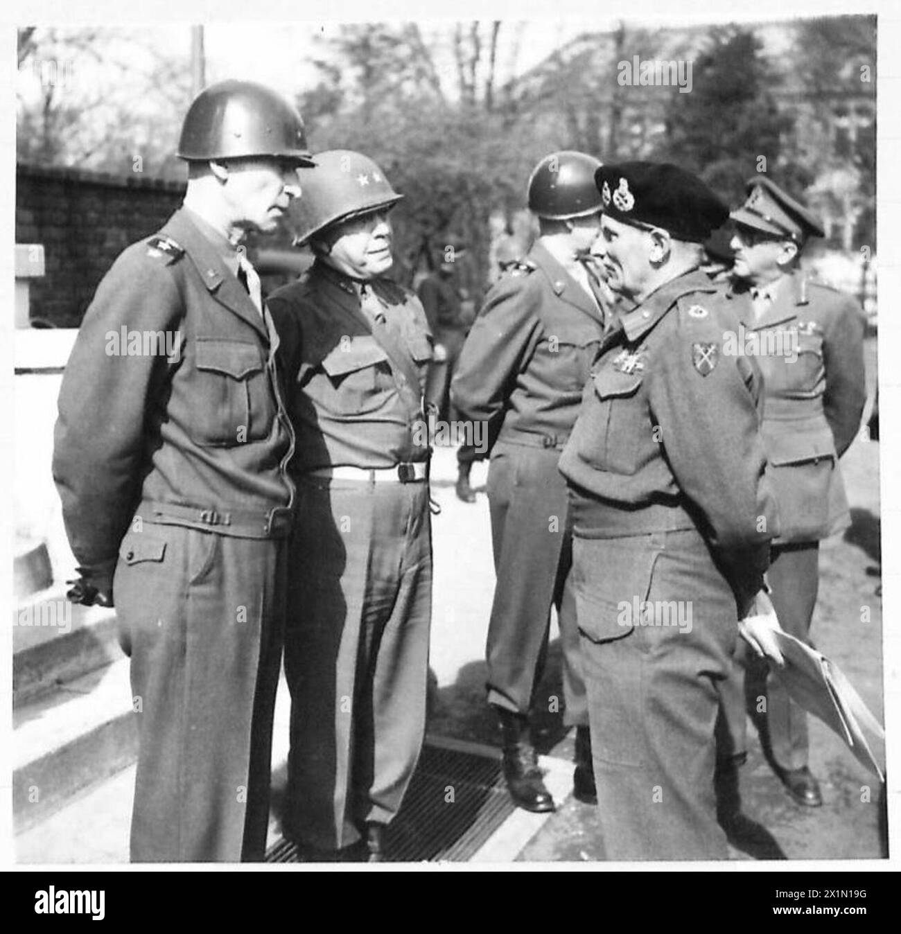 Il feldmaresciallo Sir Bernard Montgomery incontra il tenente generale Simpson, generale della IX Armata, e il maggior generale John Anderson del 16th Corps, con il generale Bradley e il feldmaresciallo Sir A.F. Brooke presenti, durante le operazioni dell'esercito britannico in Germania, il 21st Army Group. Foto Stock