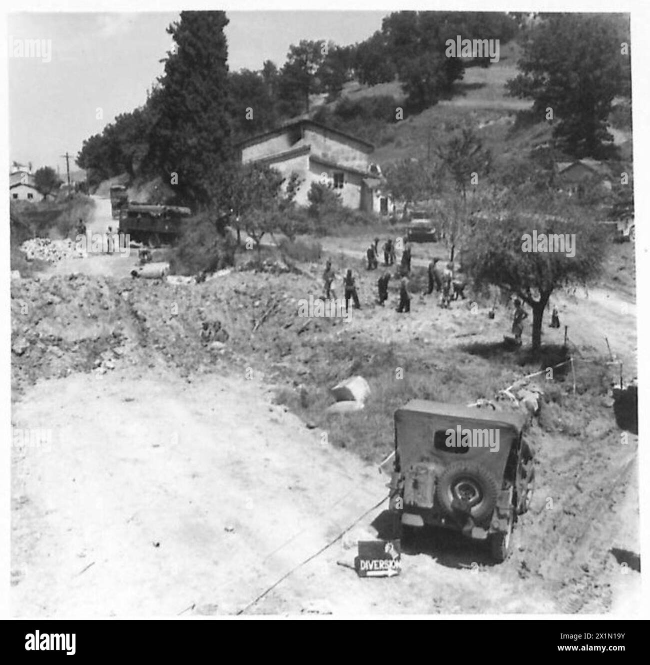 I Royal Engineers, assistiti dai soldati italiani, costruiscono una strada diversiva per aggirare ponti e viadotti distrutti, mantenendo le linee di rifornimento per gli eserciti in avanzata, British Army. Foto Stock