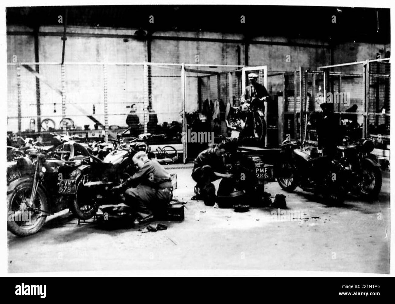 Nel Northern Command, R.A.O.C. ripara motociclette mentre una scuola di istruzione insegna manutenzione del trasporto a motore, British Army. Foto Stock