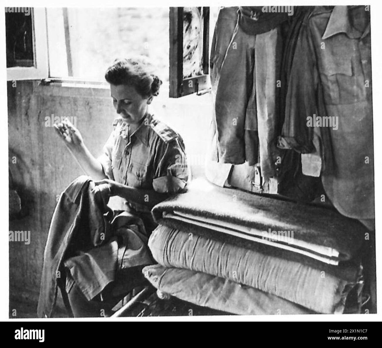 L'ESERCITO POLACCO IN MEDIO ORIENTE, 1942-1943 - una delle ragazze del servizio ausiliario delle donne polacche che fa alcune riparazioni durante un periodo di fuori servizio al campo. Il servizio ausiliario delle donne dell'esercito polacco in Medio Oriente era composto da donne e ragazze che erano state imprigionate nel Gulag sovietico dopo l'invasione tedesca-sovietica della Polonia e furono rilasciate dopo la firma dell'accordo Sikorski-Mayski nel 1941. Praticamente tutti hanno storie tragiche da raccontare di privazione e sofferenza. Molti di loro hanno perso i contatti con le loro famiglie. Il lato tragico della loro vita non è nella prova A. Foto Stock