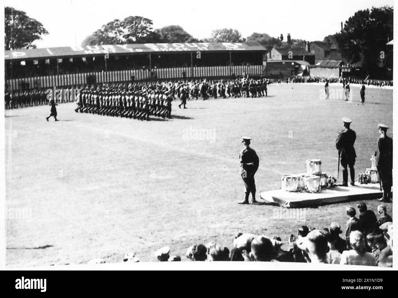 Il 2° Battaglione dei Fucilieri del Lancashire ha insultato il colore del reggimento durante il 205° anniversario di marzo passato al campo di Catterick. Foto Stock