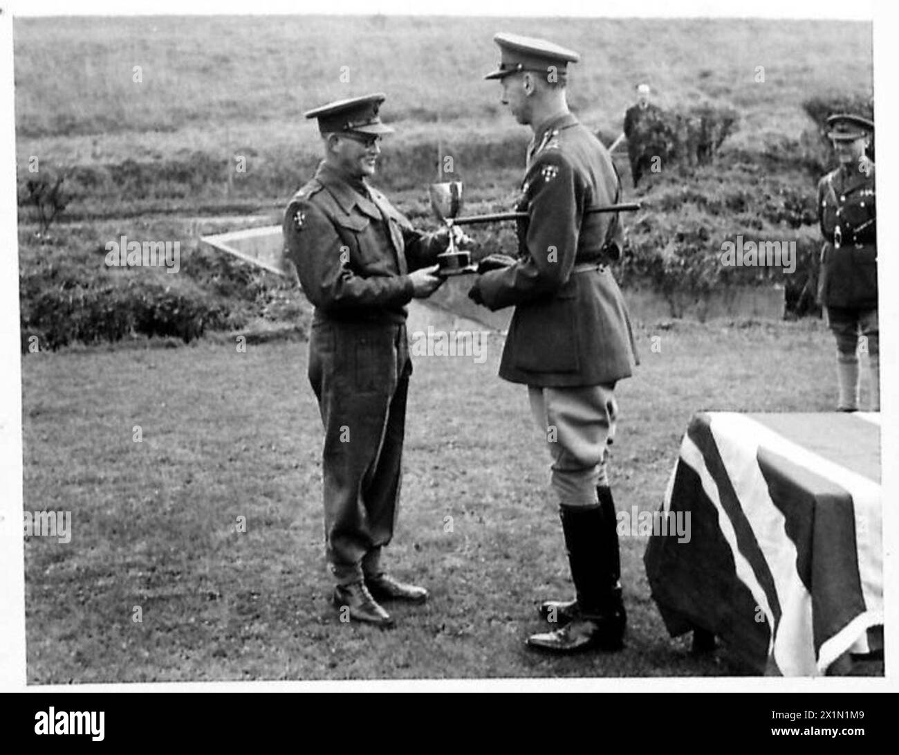 Il tenente generale H.C. Loyd presenta la Mitchell-Hill Cup al maggiore T. Horton per il miglior giardino dell'esercito del Southern Command, British Army. Foto Stock