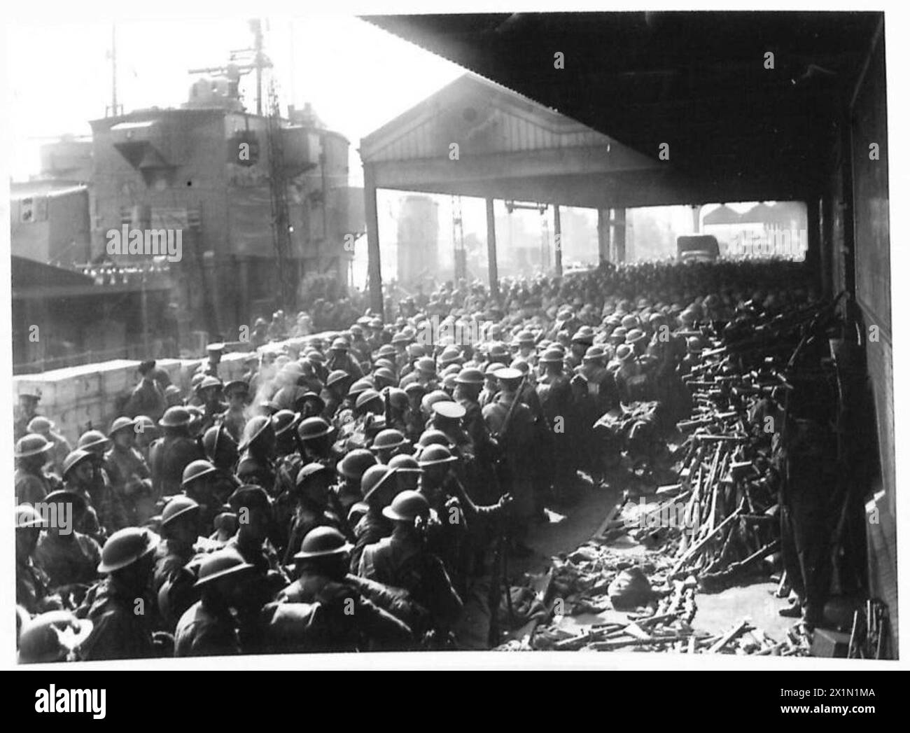 Il negativo fotografico mostra le scene della banchina durante lo sbarco del personale e delle attrezzature dell'esercito britannico. Foto Stock