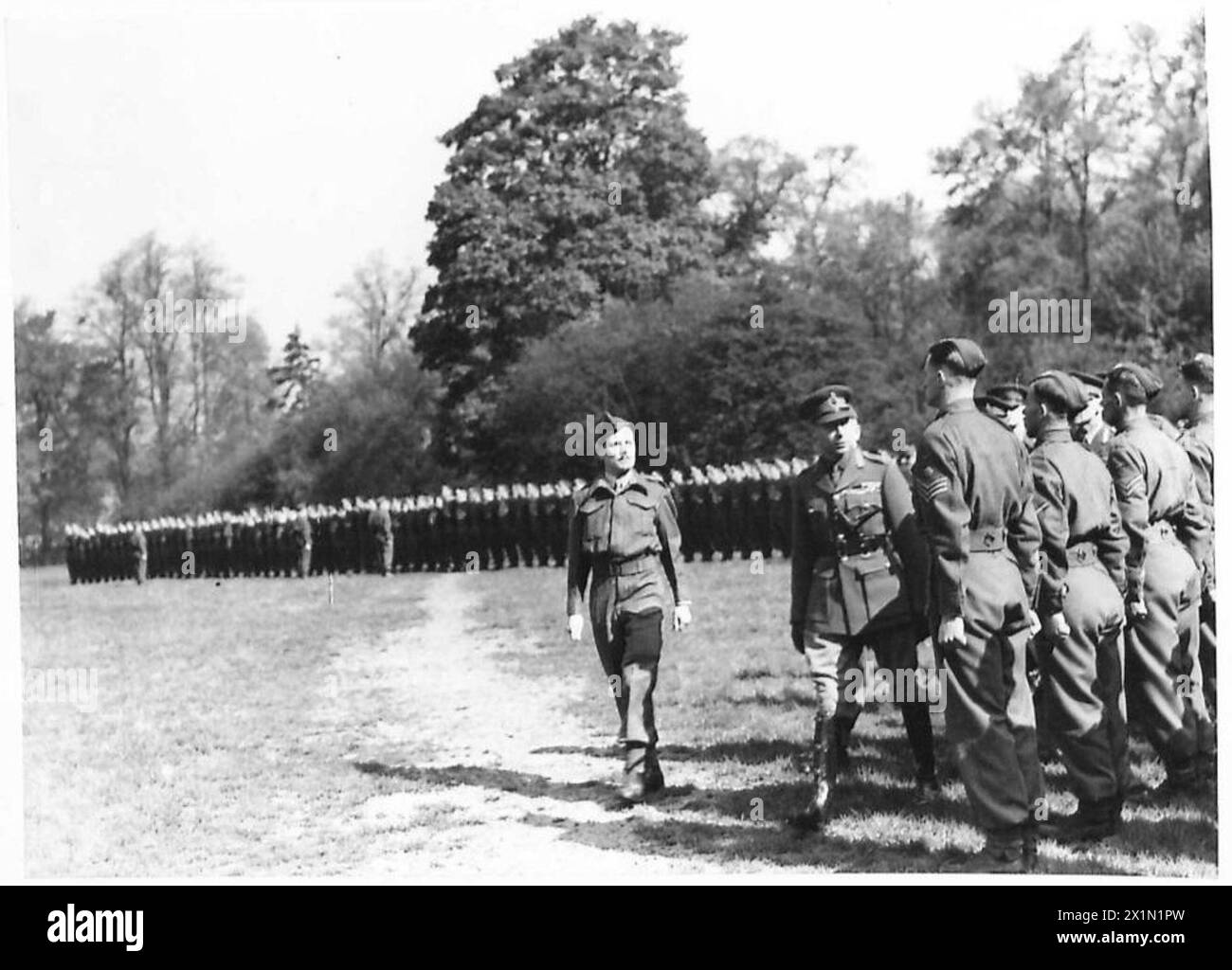 Sua Maestà il Re ispeziona varie unità dell'esercito britannico riunite nel comando S.E., British Army. Foto Stock