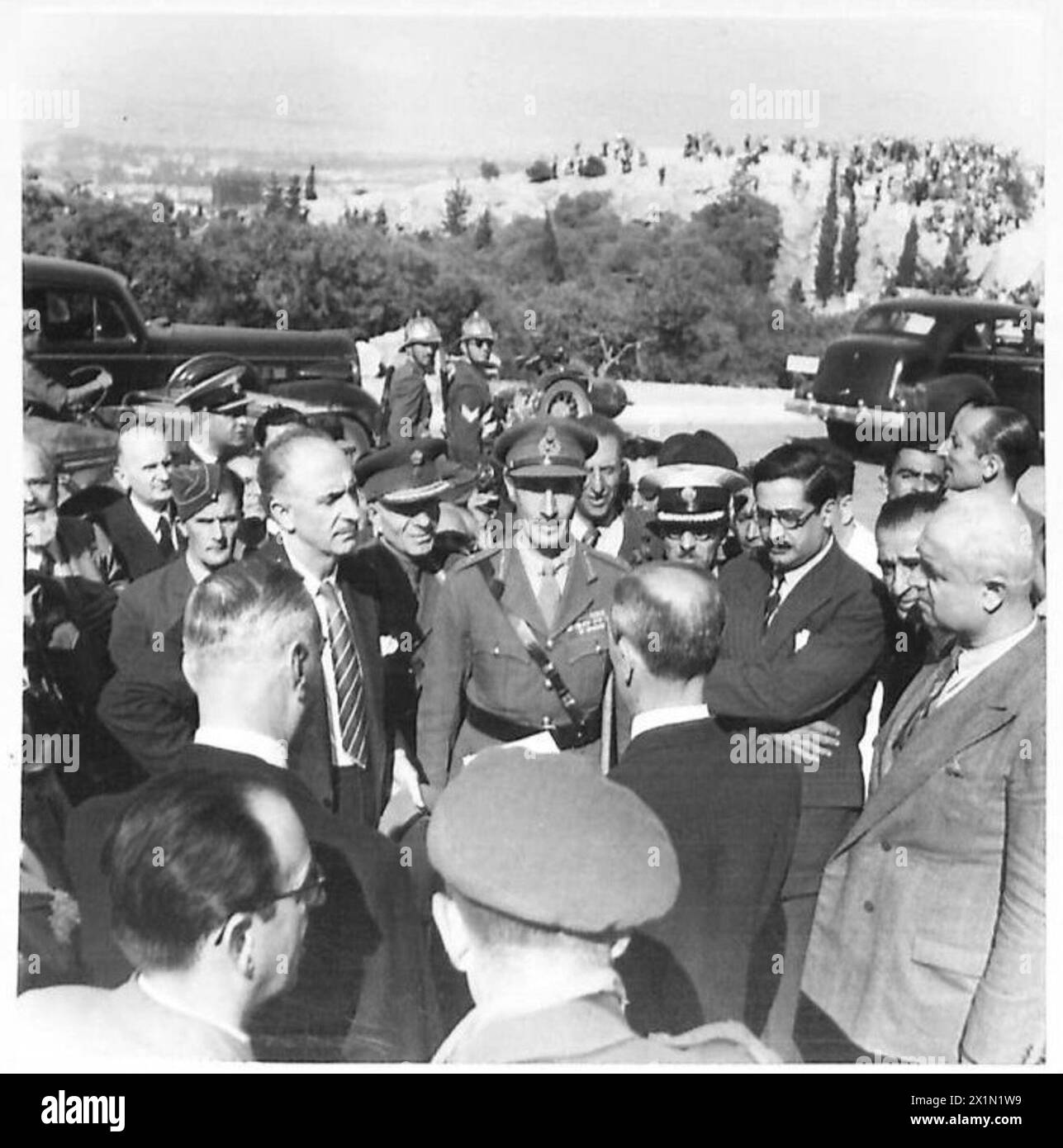 Il nuovo governo della Grecia è accolto all'Acropoli, con il primo ministro interpellato durante la cerimonia; il tenente generale Scobie presente accanto a M. Papandreou, 1940 anni Foto Stock