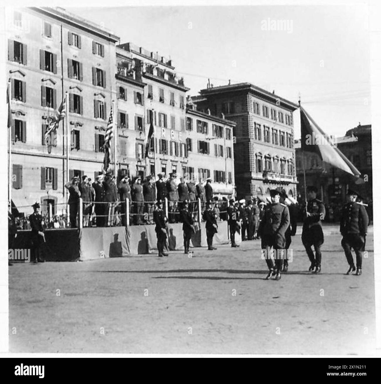 I rappresentanti militari delle nazioni alleate salutano mentre la bandiera russa passa durante la parata del giorno dell'Armata Rossa a Roma, British Army. Foto Stock