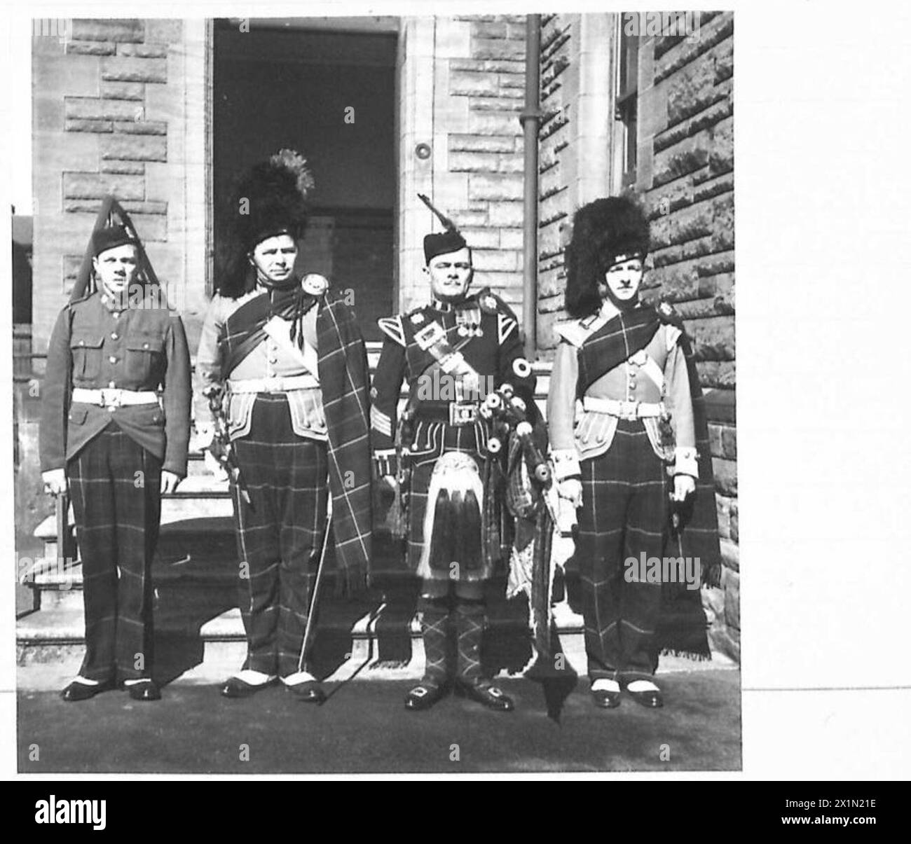 La Highland Light Infantry è mostrata in uniforme dal 1881 al 1914, tra cui Private, Pipe Major e Bandsman, che rappresentano i reggimenti scozzesi dell'esercito britannico. Foto Stock