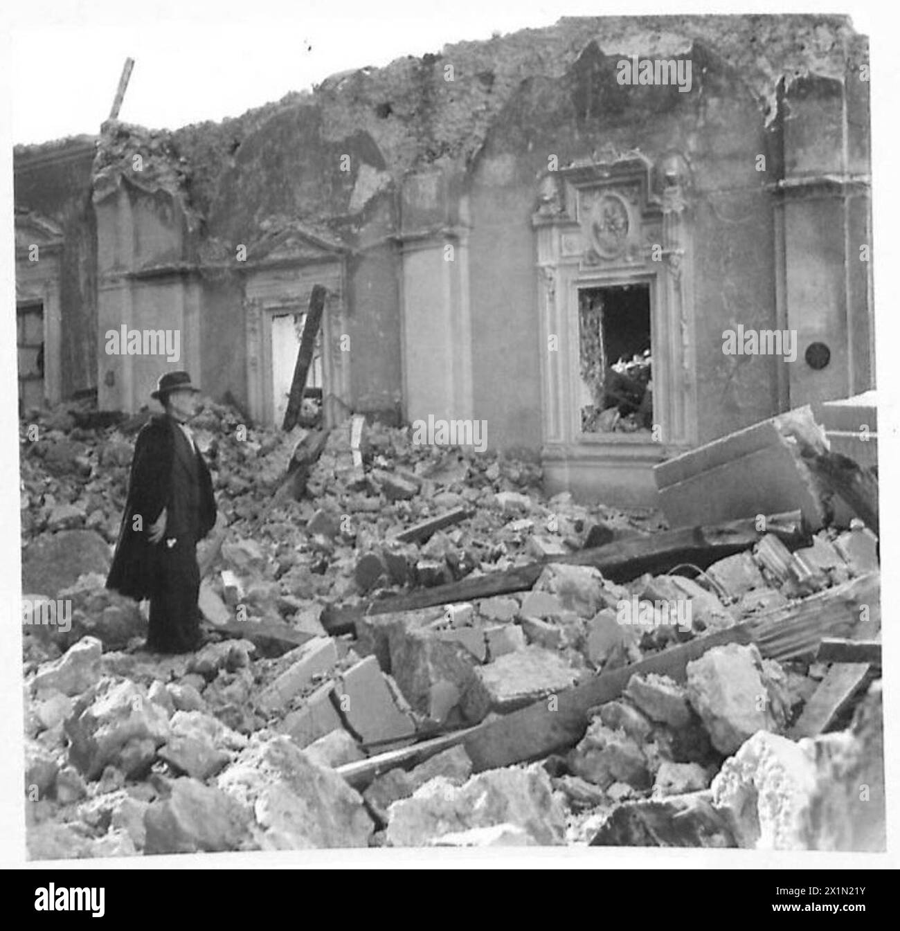 Castel di Sangro in Italia mostra tattiche di terra bruciata, tra cui le rovine delle chiese, durante la campagna dell'Ottava Armata. Foto Stock
