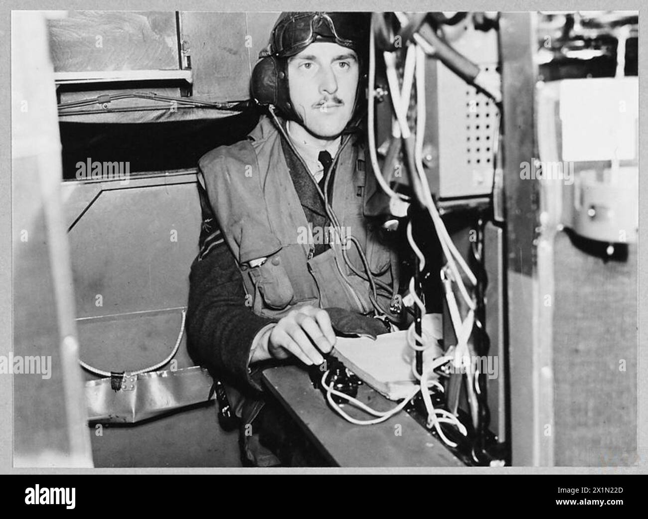 Un operatore wireless su un bombardiere Whitley trasmette un messaggio durante un volo di prova, dimostrando la manutenzione delle comunicazioni operative per la Royal Air Force. Foto Stock