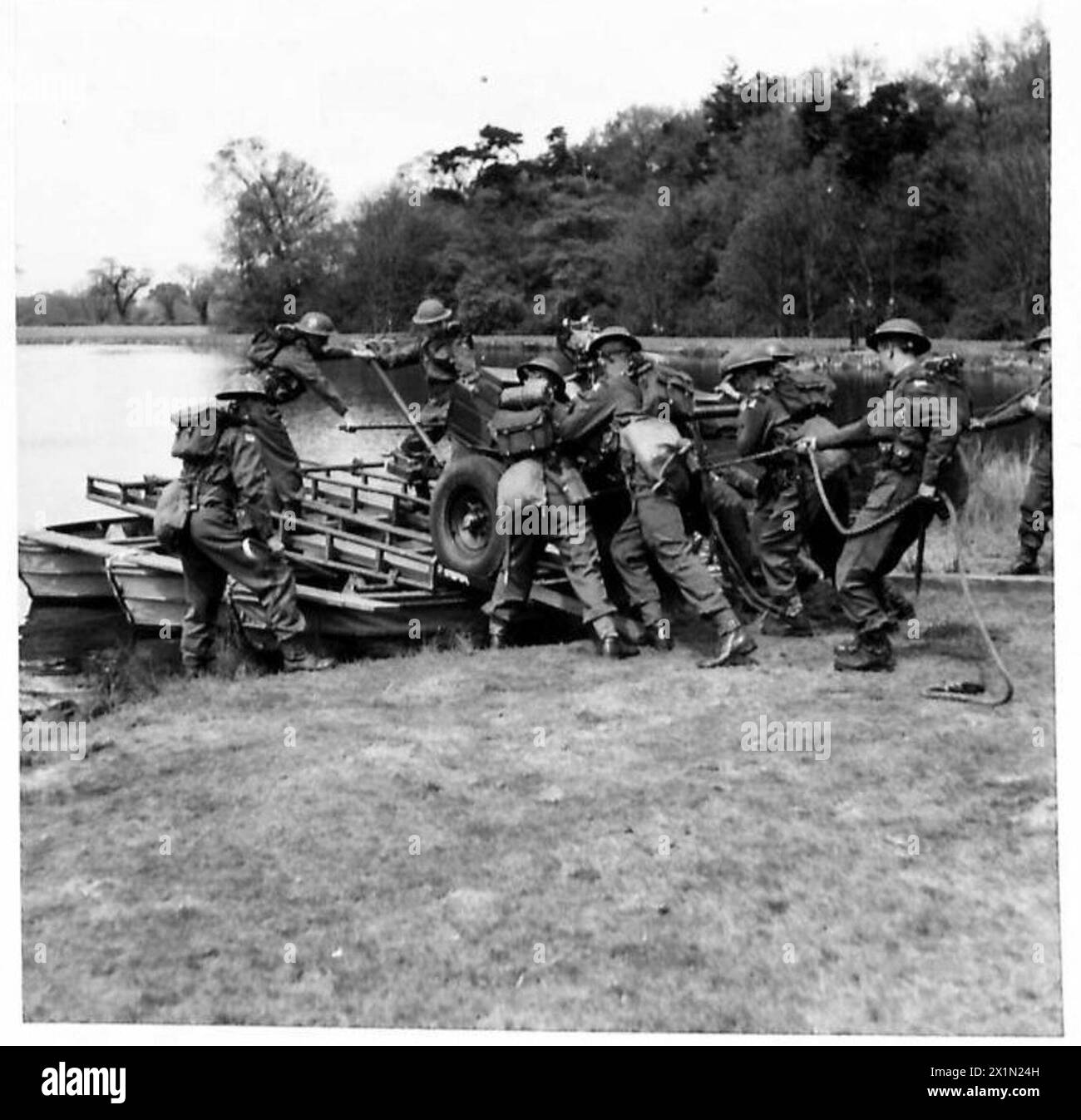 Un cannone è caricato su una barca d'assalto per le operazioni di trasporto con camion, British Army. Foto Stock