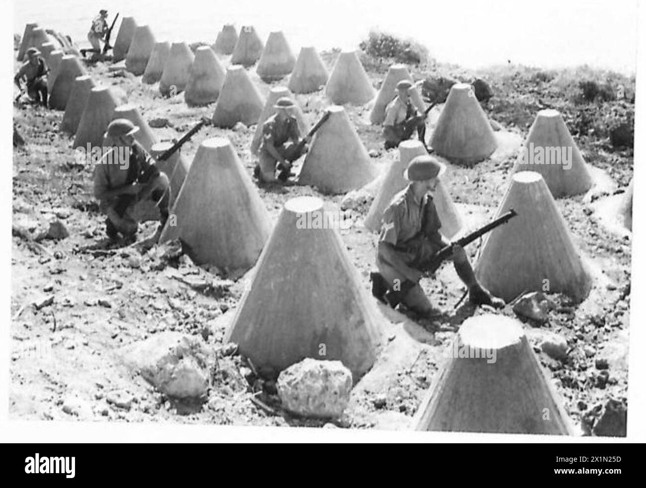 Le truppe sono di pattuglia e osservano gli ostacoli in un posto di frontiera siriano, l'esercito britannico. Foto Stock