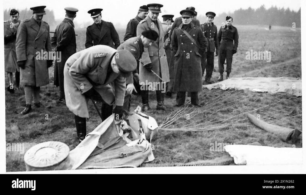 Il generale Sir John Dill, capo dello stato maggiore imperiale, ispeziona le truppe paracadutisti e rivede un paracadute durante una manifestazione militare. Foto Stock
