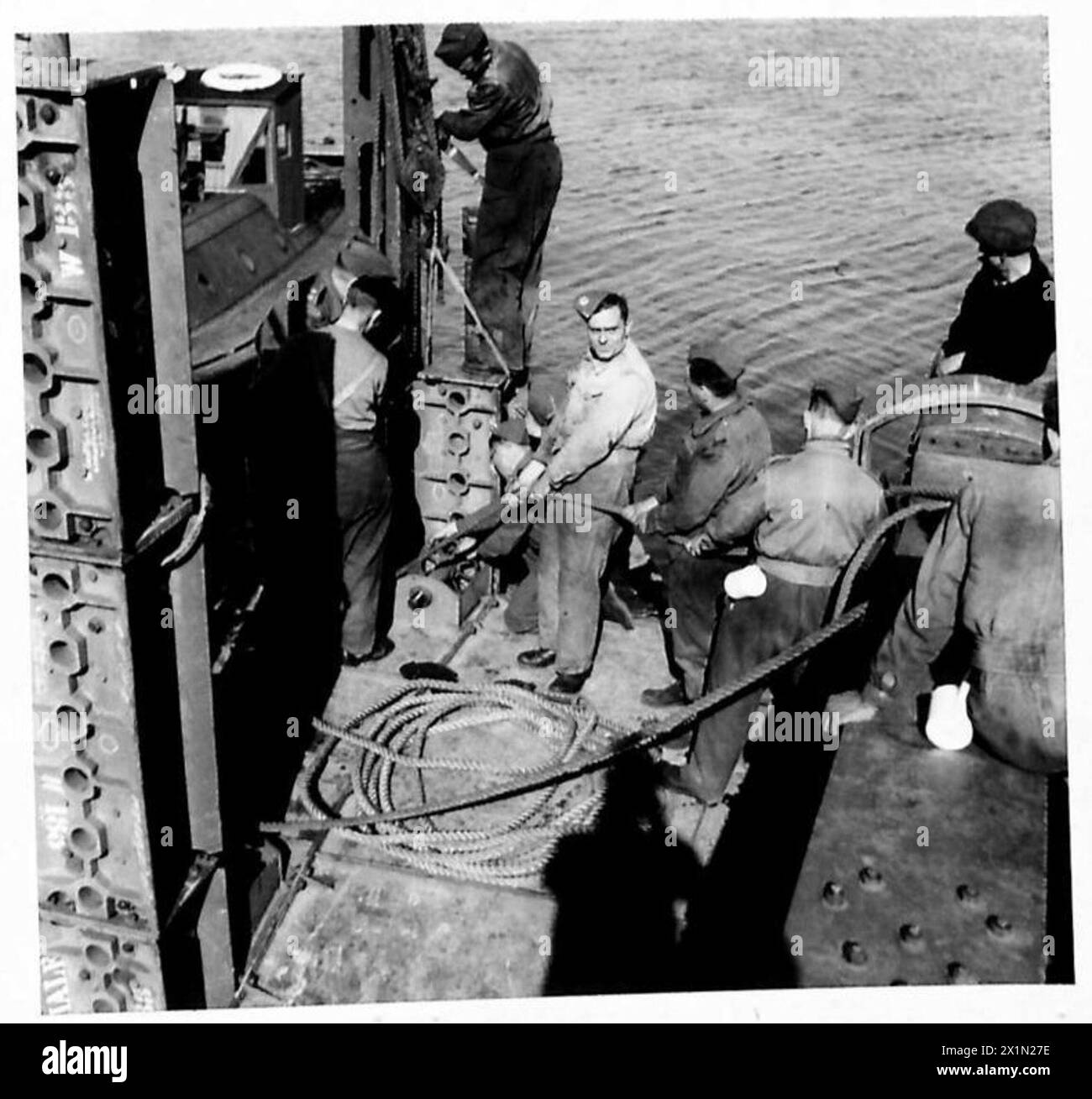 Veicoli con scarabeo posizionati ad alta e bassa marea con letti di sacchi di sabbia pronti a proteggerli dai danni provocati dalle maree, British Army. Foto Stock