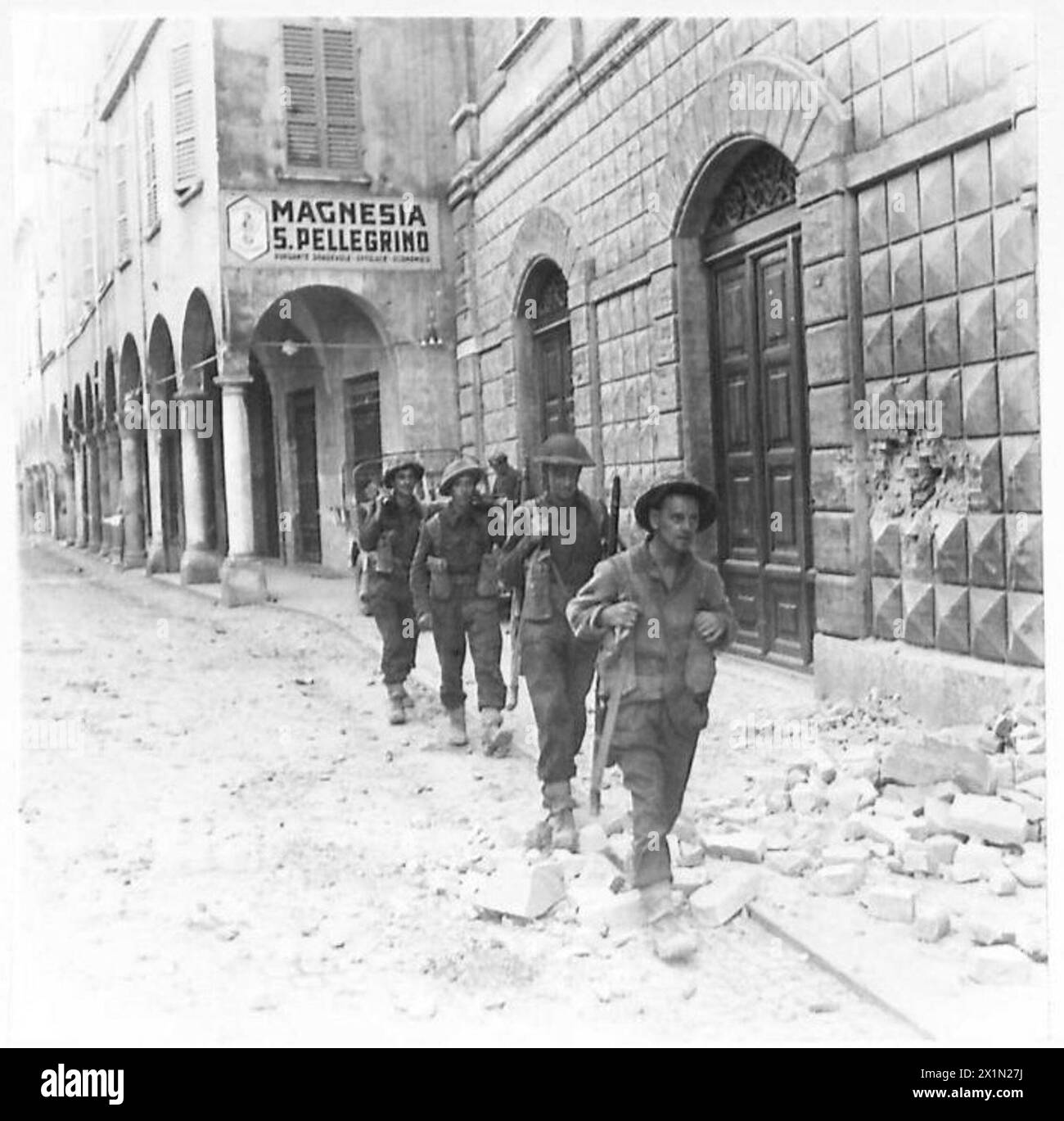 OTTAVA ARMATA: CADUTA DI CESENA - Una pattuglia britannica che passa per una delle strade, British Army Foto Stock