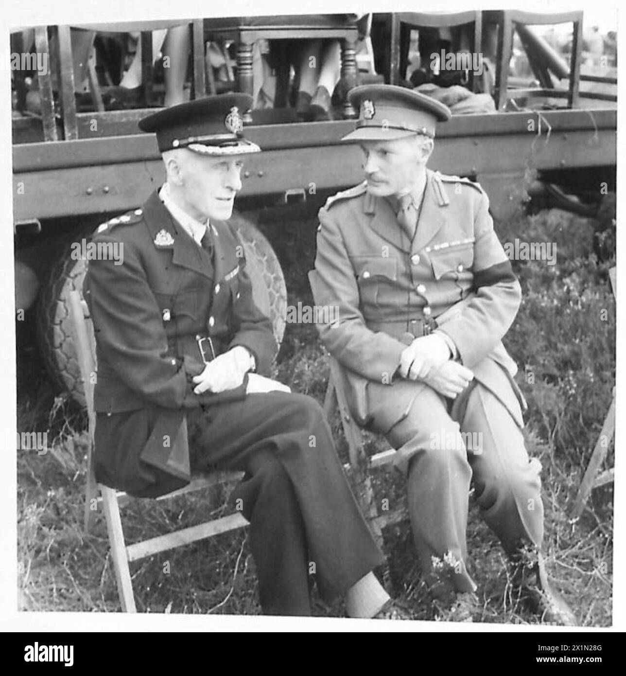 Il capo del Suffolk con il brigadiere Clarke era interessato agli spettatori, British Army Foto Stock
