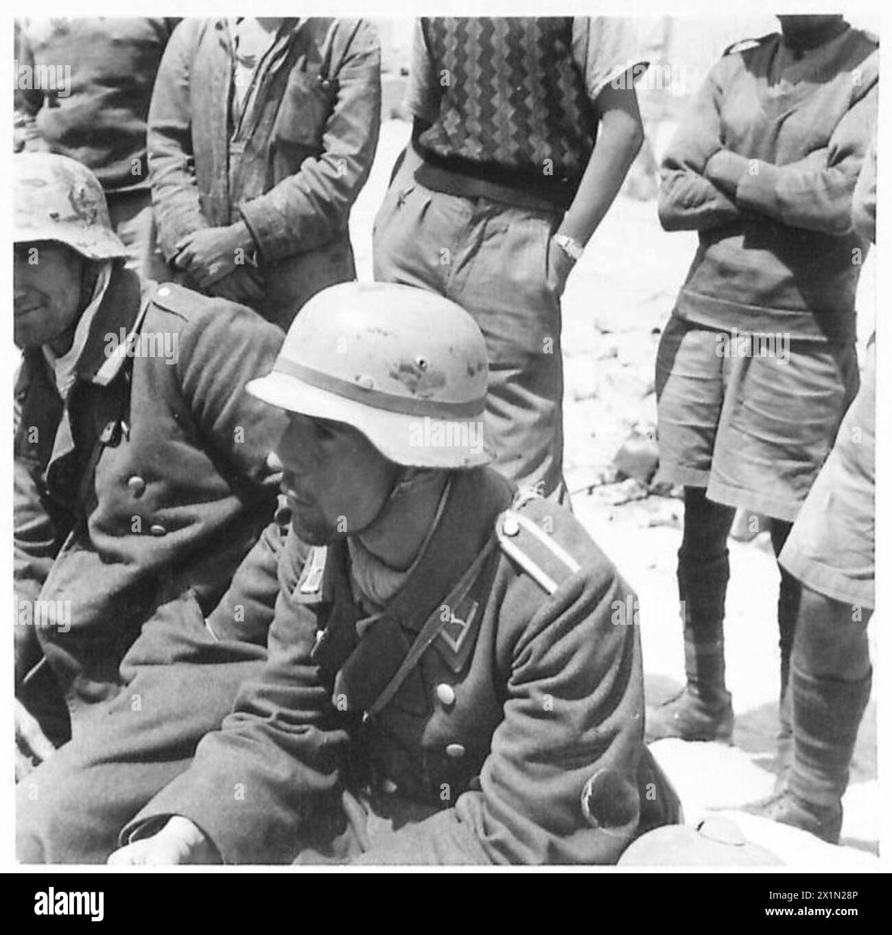I prigionieri tedeschi catturati nel deserto occidentale sono in attesa di essere trasportati nei campi di prigionia durante le operazioni dell'esercito britannico. Foto Stock