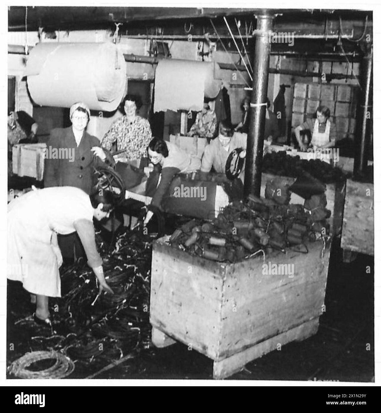 Presso il magazzino R.O.A.C., gli articoli più grandi che non richiedono la cartonatura vengono confezionati in casse di legno per il trasporto. Foto Stock