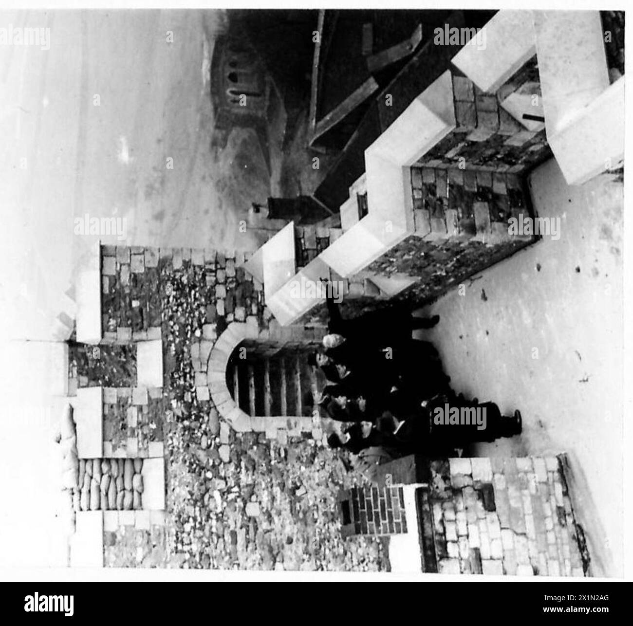 I delegati sindacali russi visitano dover e osservano un subacqueo dal tetto del castello con il personale dell'esercito britannico presente. Foto Stock