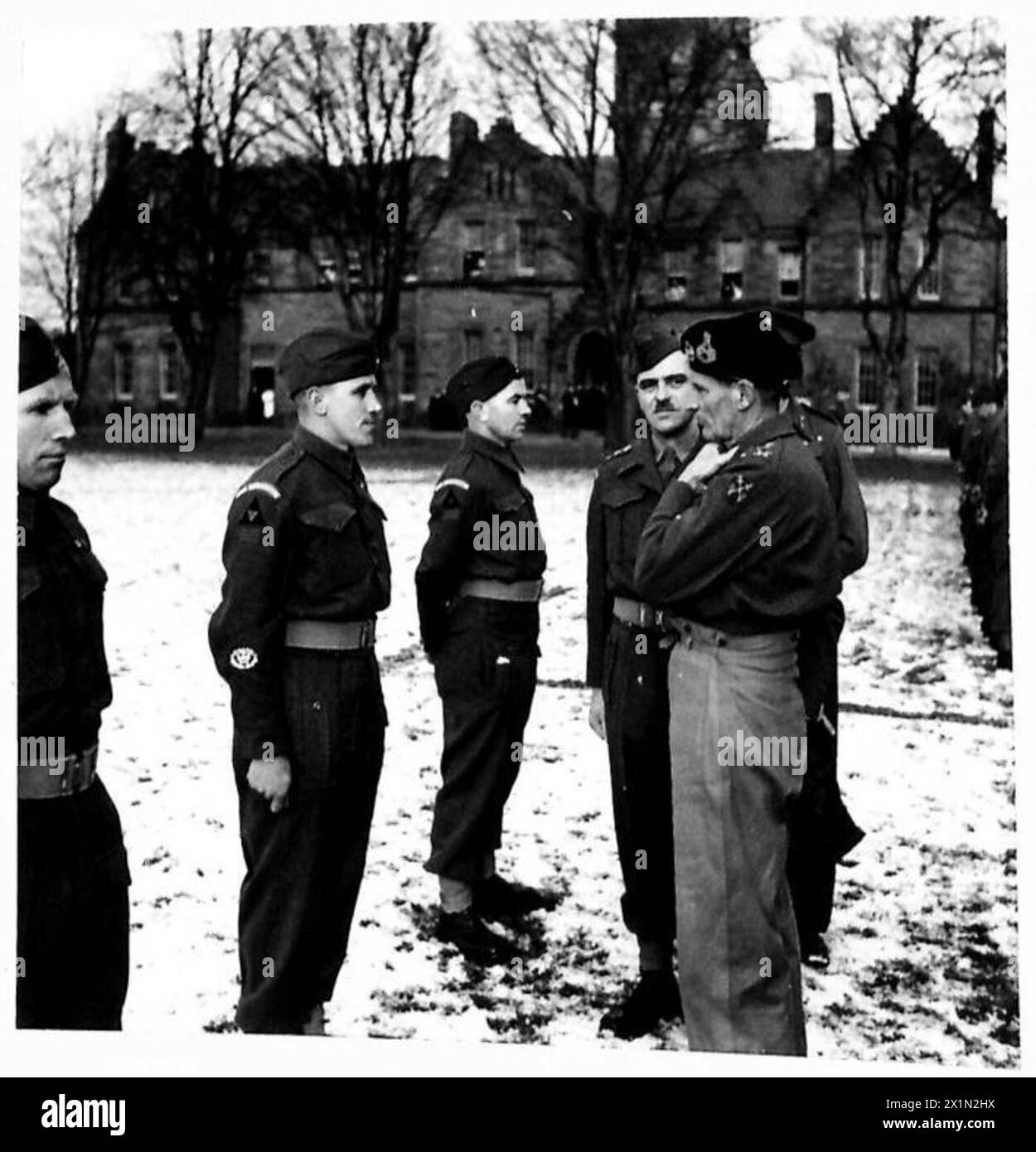Il generale Montgomery parla con il CSM A. Brown durante un'ispezione dell'ex 1st Battalion Royal Warwickshire Regiment Soldiers, accompagnato dal capitano S.J. Williams a Fort George, British Army. Foto Stock