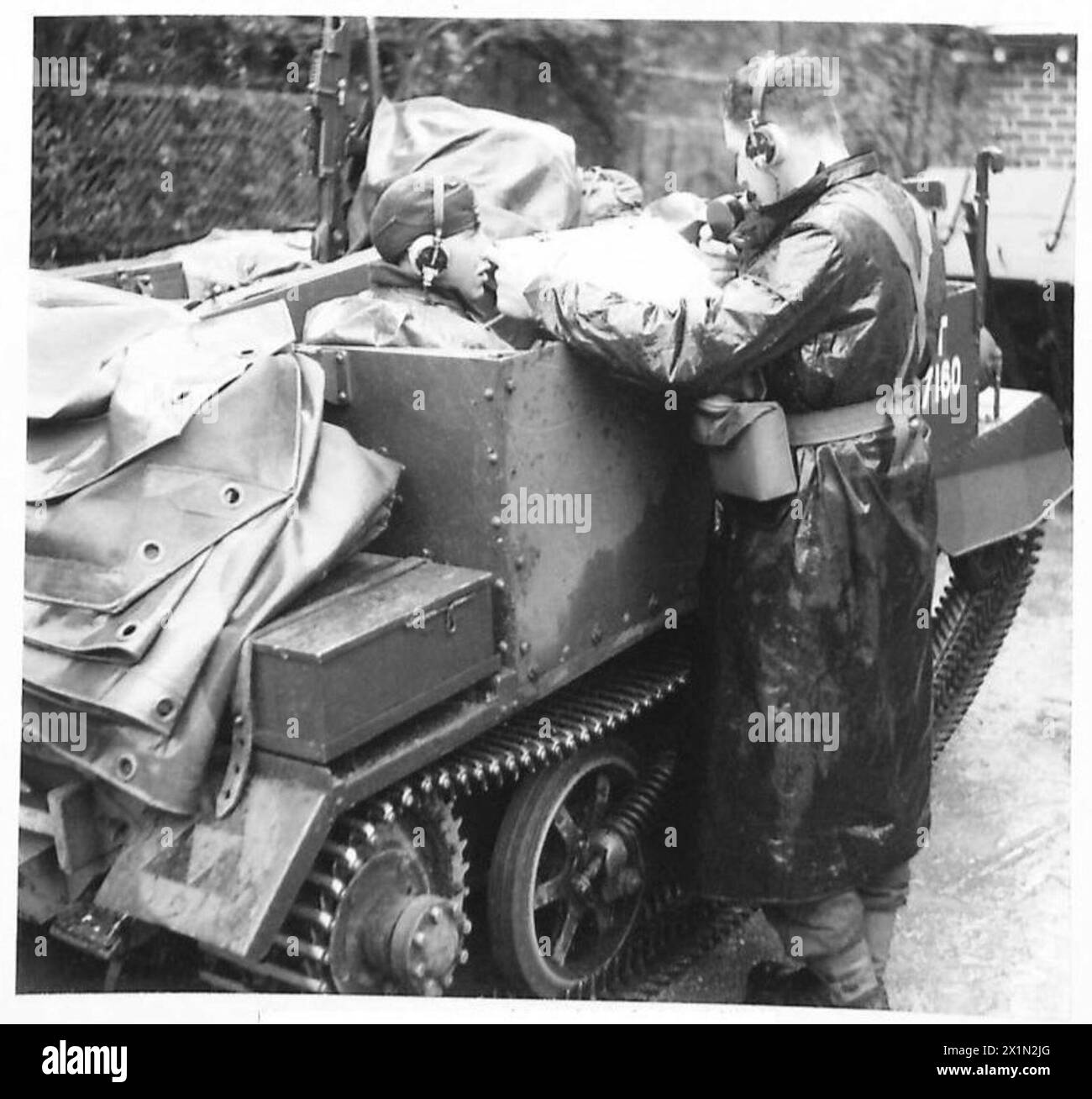 Un osservatore d'artiglieria comunica con le posizioni dei cannoni utilizzando una radio montata su una portaerei Bren durante una finta battaglia che coinvolge due divisioni, il British Army. Foto Stock