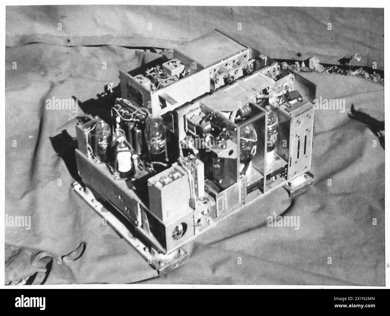 Un set radio VHF installato in un carro armato Churchill dell'esercito britannico consente una comunicazione sicura per la 79th Armoured Division. Foto Stock