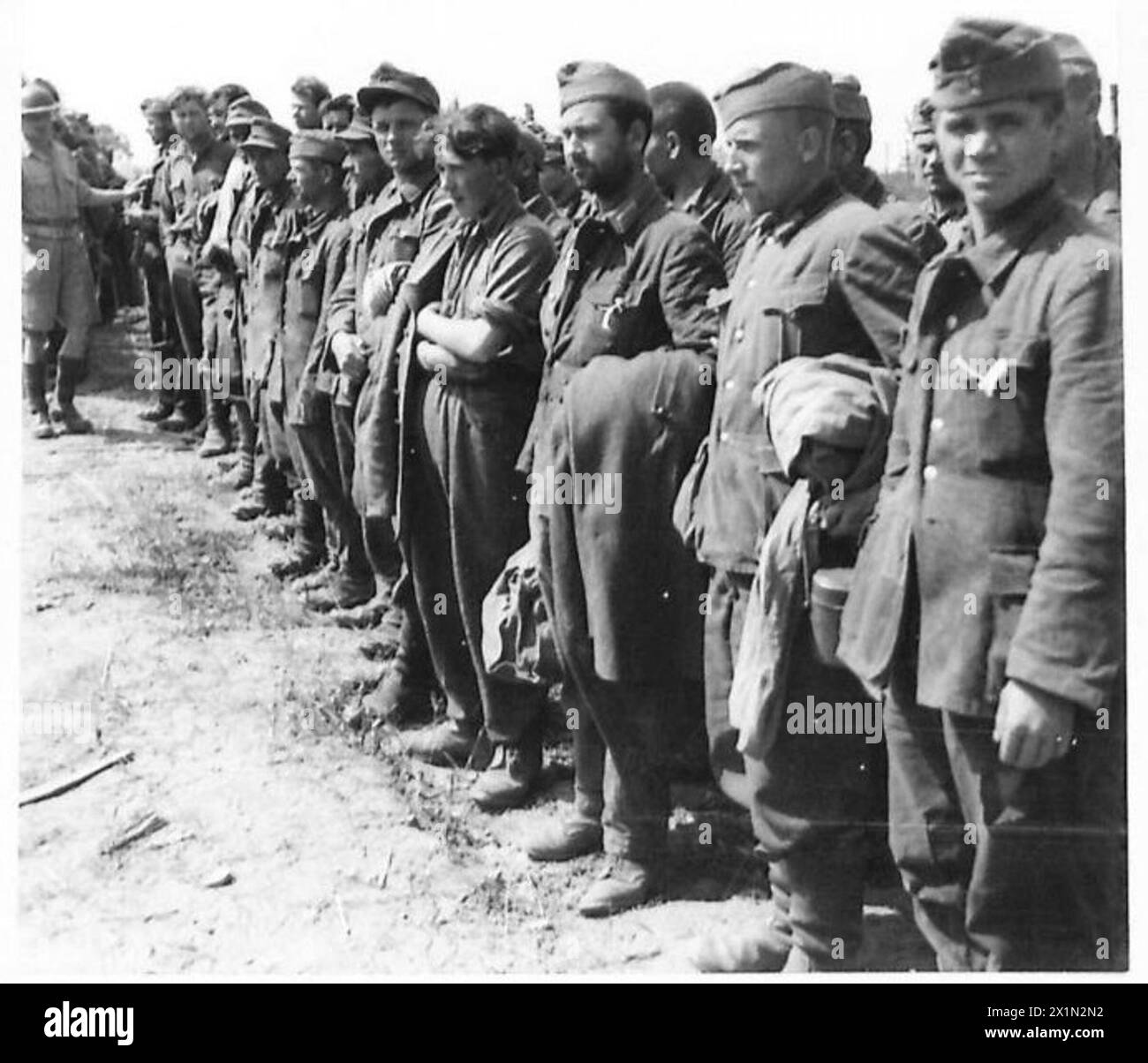 Le truppe russe si allineano prima di essere marciate durante l'offensiva di Anzio in Italia, illustrando il movimento delle truppe e le procedure operative sotto l'esercito britannico. Foto Stock