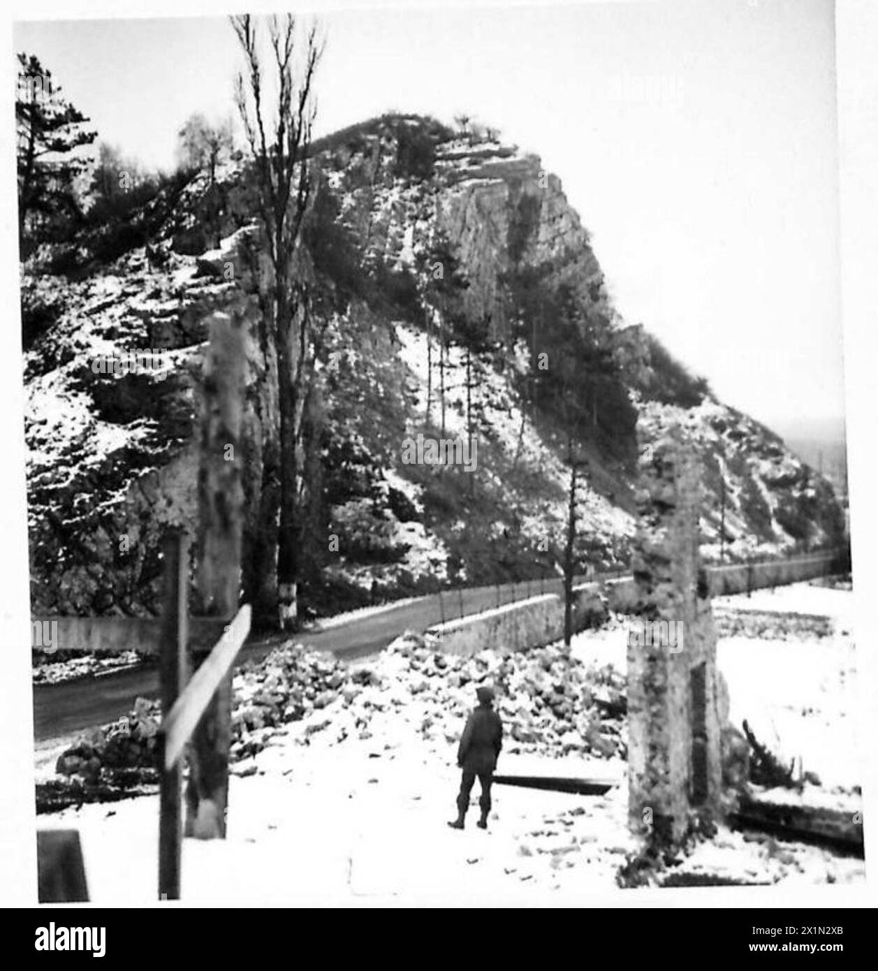 Una massiccia scogliera rocciosa sul lato della strada vicino a Dinant illustra il difficile terreno affrontato dalle truppe dell'esercito britannico del 21st Army Group. Foto Stock