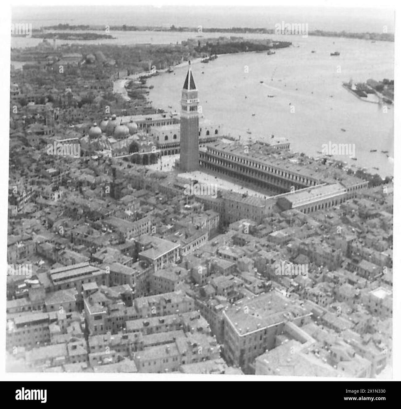 Vista generale di Venezia e del Canal grande dalla U.S. Blimp K.134, che mostra le operazioni di dragaggio supportate dall'esercito britannico. Foto Stock