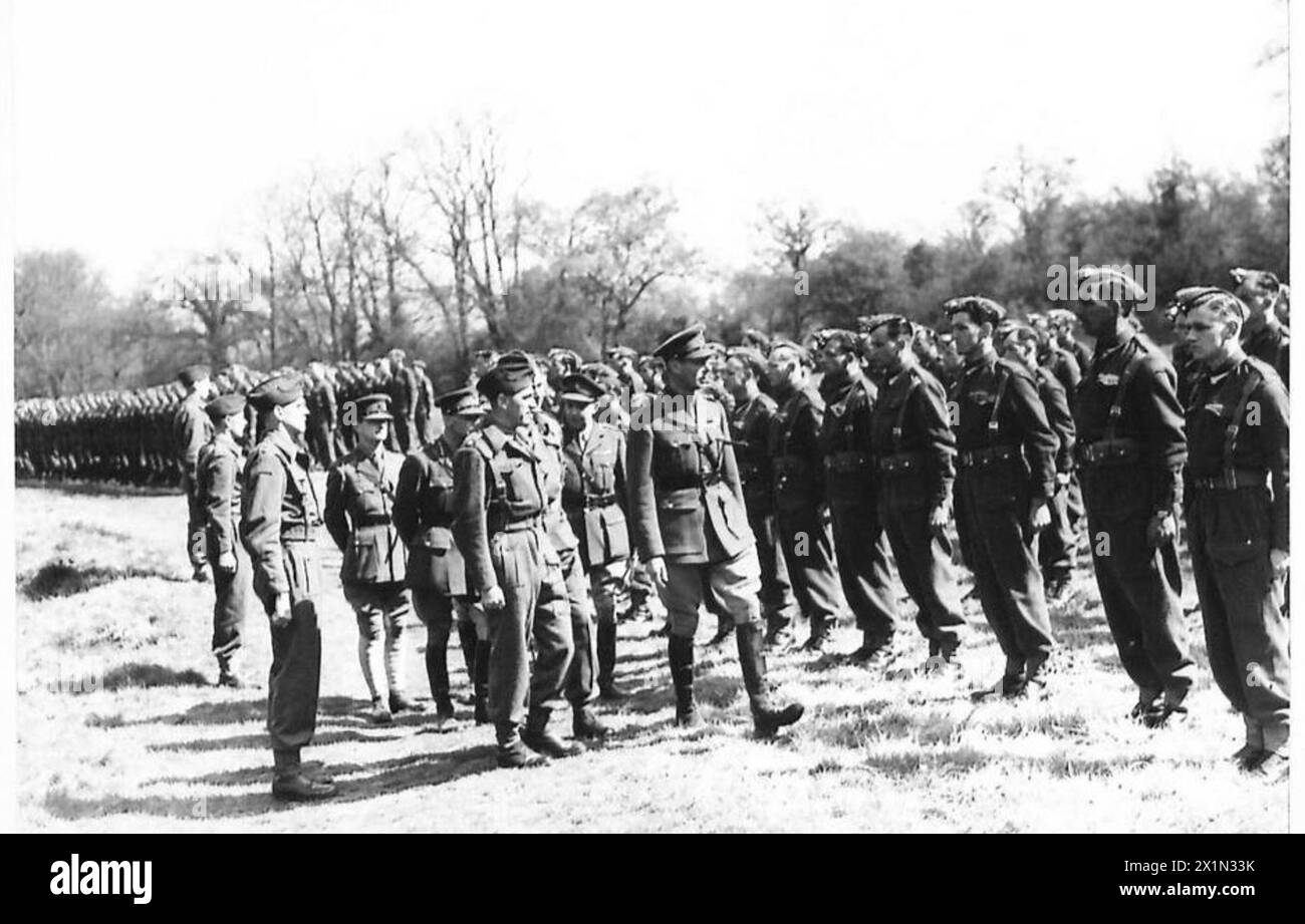 Sua Maestà il Re ispeziona varie unità militari del South East Command, British Army. Foto Stock