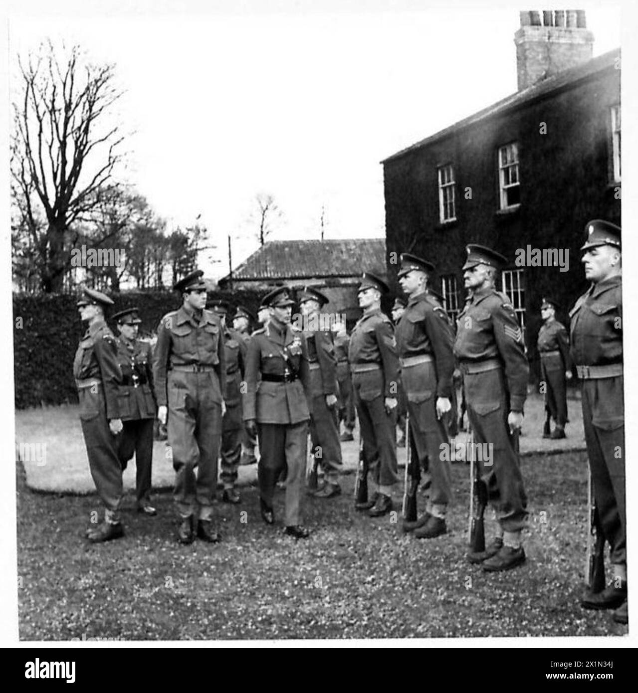 Sua Maestà il Re ispeziona un battaglione delle guardie irlandesi dell'esercito britannico durante una revisione formale. Foto Stock