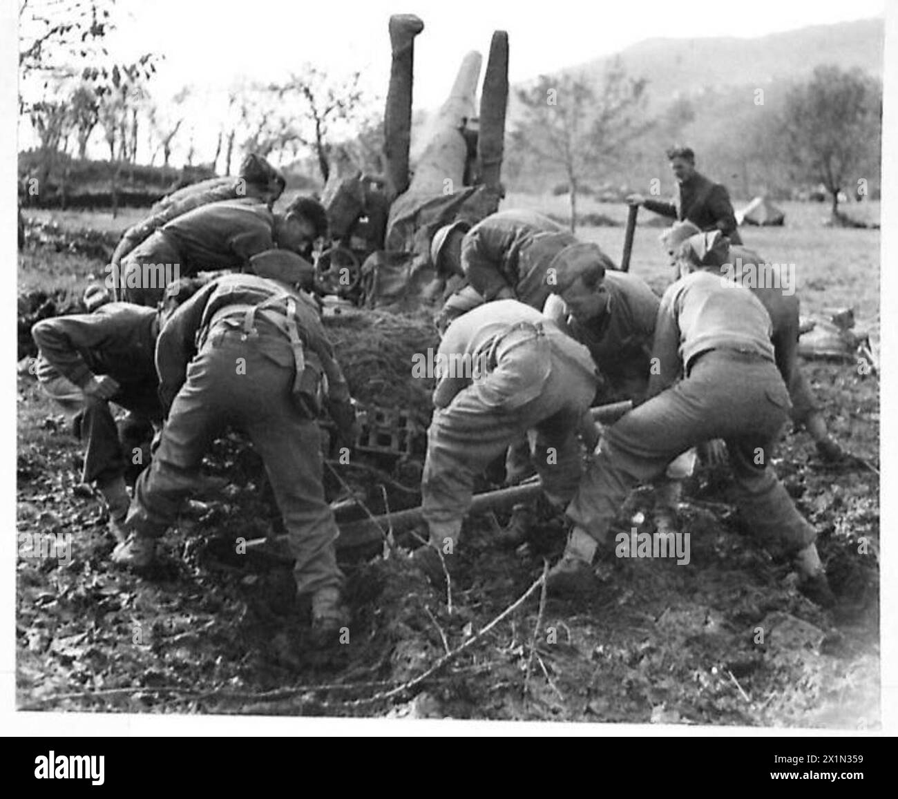 5,5 cannone da campo medio da 99 Med. Batteria, 74 Med. Reggimento, British Army, spostato in azione su terreni difficili sul Monte Roccamonfina. Foto Stock