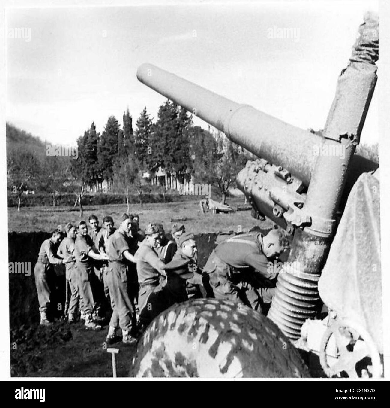 Un cannone da 5,5 Medium Field di 99 Medium Battery, 74 Medium Regiment, viene trainato e manovrato in posizione su terreni cedevoli in cima al monte Roccamonfina, Italia, dal personale dell'esercito britannico. Foto Stock