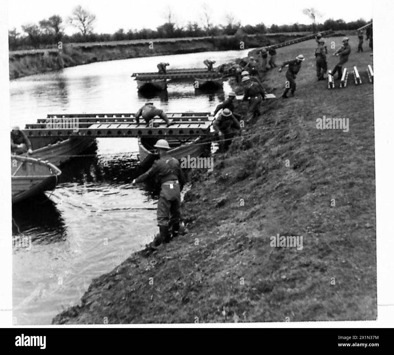 I Royal Engineers costruirono zattere lungo la riva del fiume come parte di un esercizio di costruzione di ponti condotto dall'esercito britannico. Foto Stock