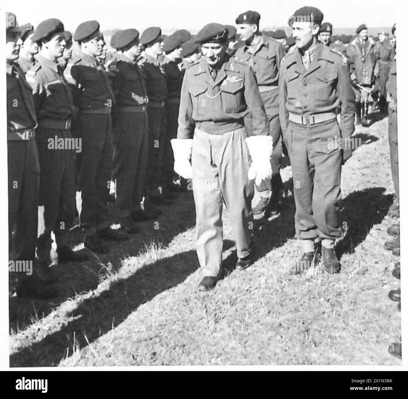 Il generale Bernard Montgomery ispeziona i paracadutisti del Yorkshire Paratroop Regiment con il tenente colonnello Johnston durante una visita alle truppe di invasione aviotrasportate nell'esercito britannico. Foto Stock