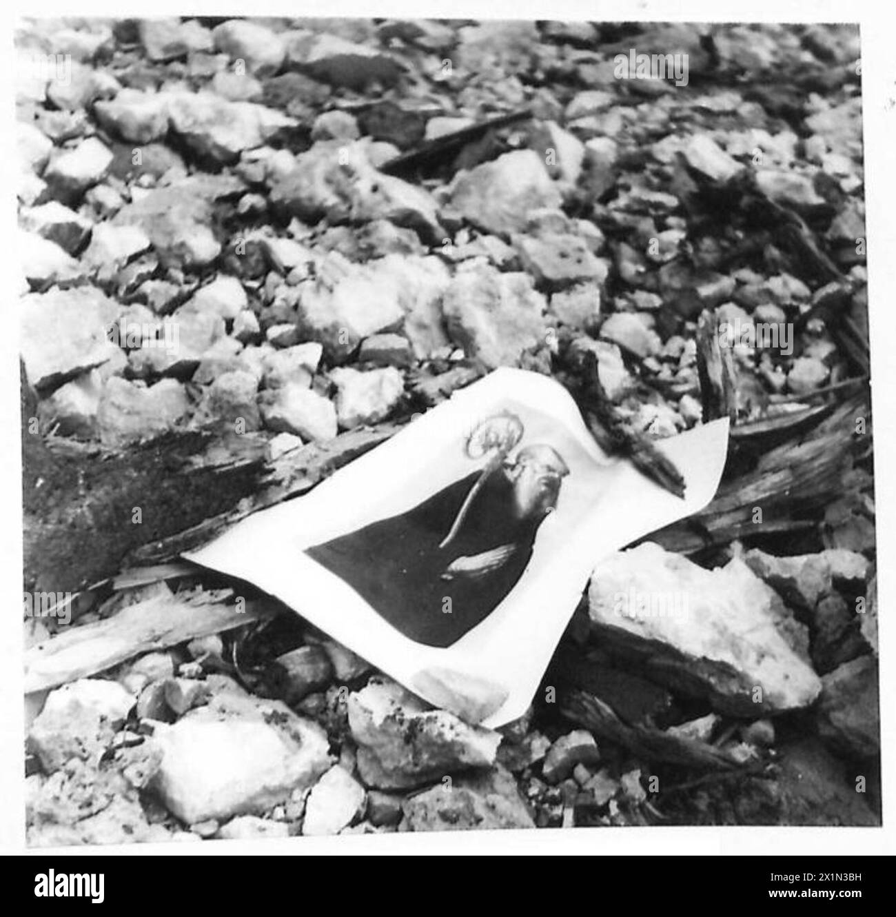 San Benedetto, fondatore dell'abbazia di Monte Cassino, è raffigurato tra le macerie del monastero durante le battaglie di Monte Cassino, gennaio-maggio 1944, le forze dell'esercito britannico e polacco. Foto Stock