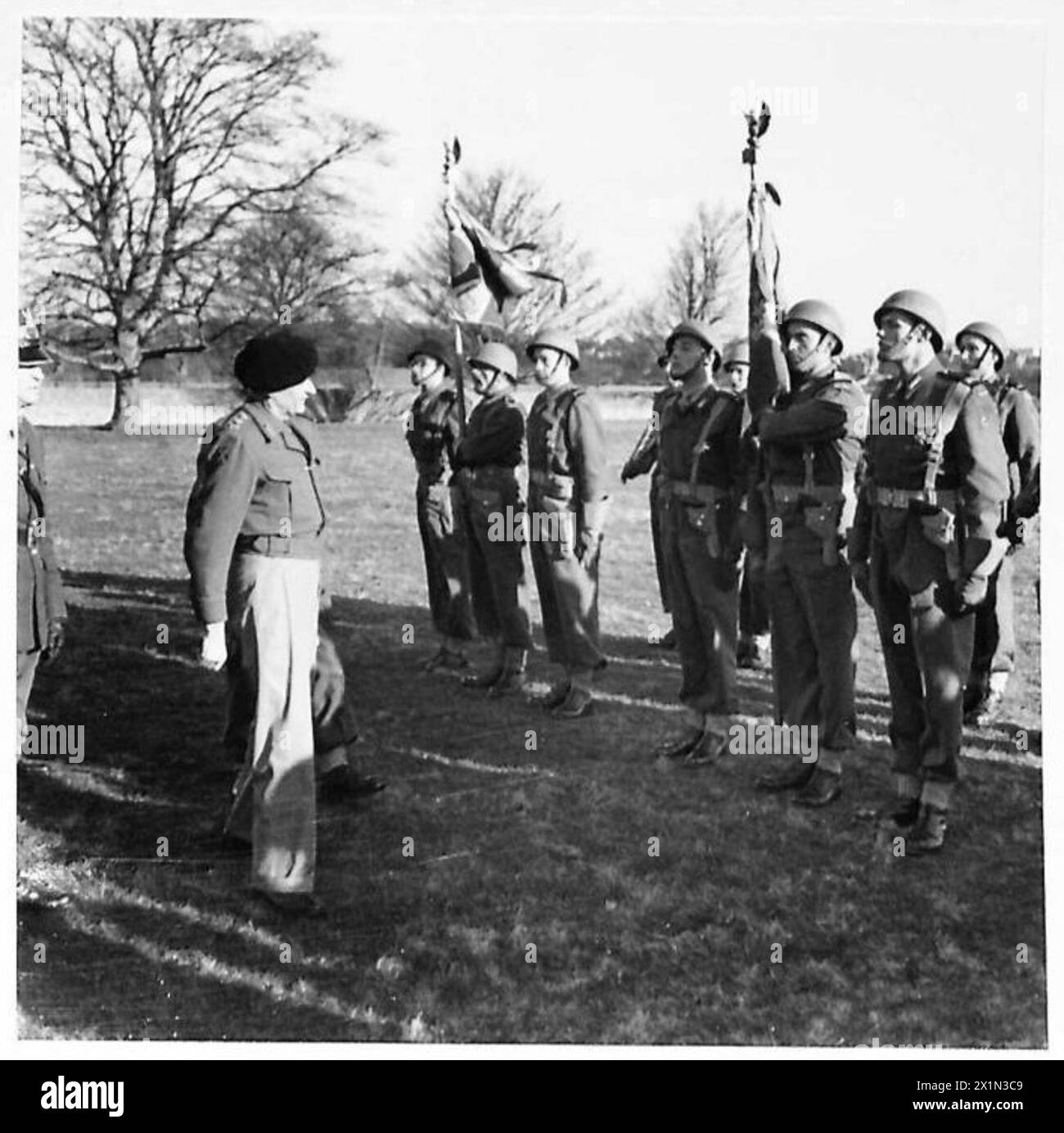 Il generale Montgomery ispeziona i colori del reggimento della 10a brigata di cavalleria corazzata, 1a divisione corazzata polacca a Kelso, accompagnata dal generale Józef Zając. Foto Stock
