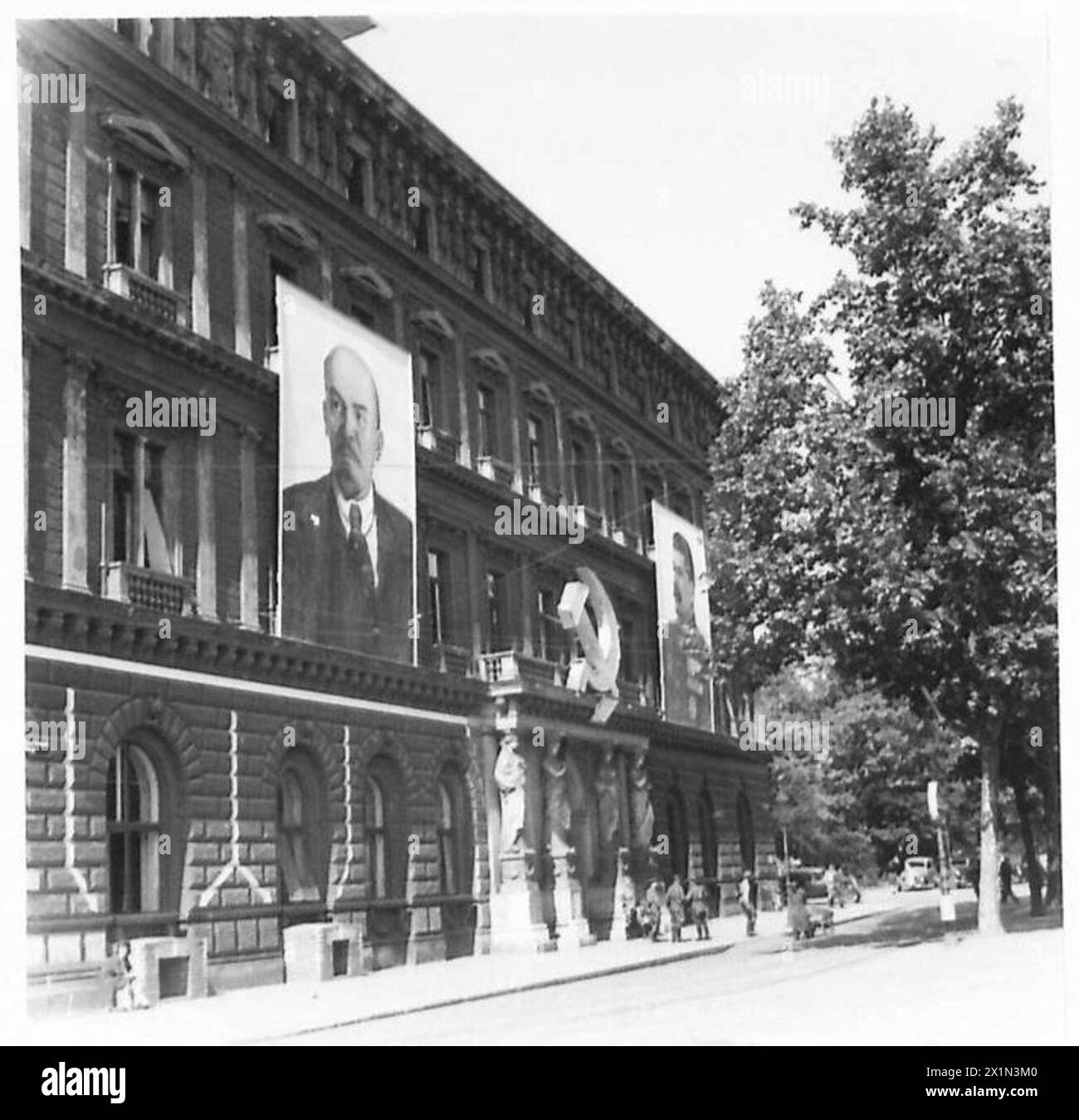 Il quartier generale russo a Vienna espone ritratti di Stalin e Lenin durante il periodo delle operazioni dell'esercito britannico. Foto Stock