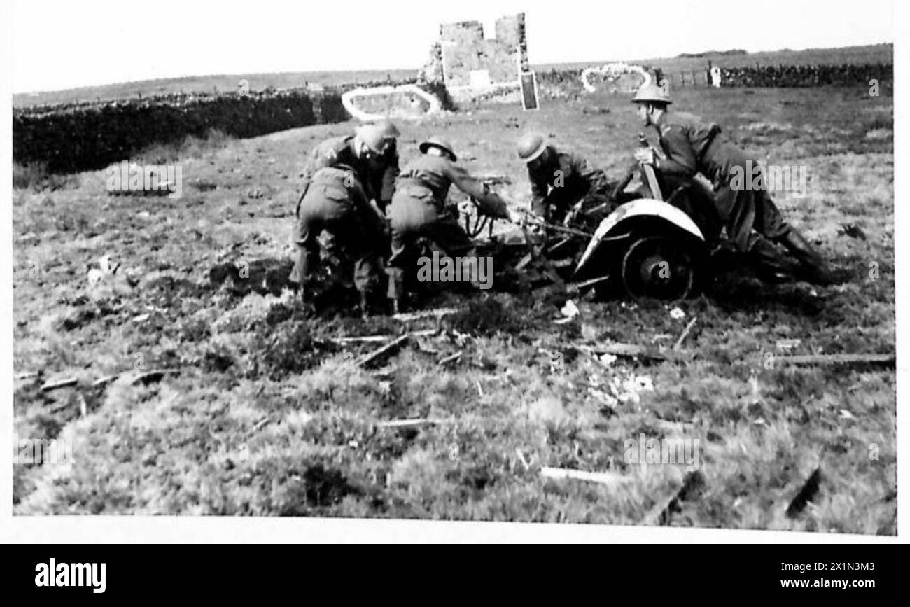 Le guardie domestiche utilizzano armi anticarro per distruggere un veicolo utilizzato come bersaglio per le granate thermos, British Army. Foto Stock