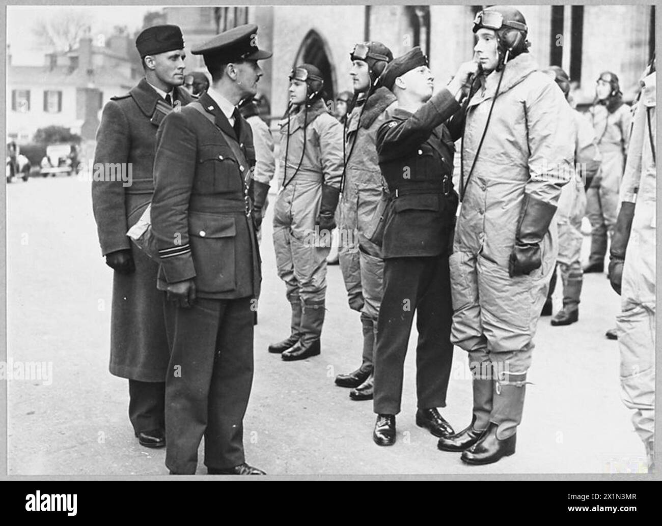 La RAF recluta l'addestramento dell'equipaggio aereo completato e ha partecipato con i propri kit di volo alla fine del corso, preparandosi per i compiti operativi. Foto Stock