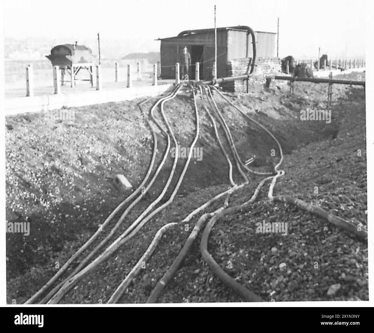 PULIZIA DELLE MINE CON GETTO D'ACQUA AD ALTA PRESSIONE - alloggiamento pompa ad alta pressione che mostra la mandata del tubo flessibile dal collegamento per l'acqua di mare, British Army Foto Stock