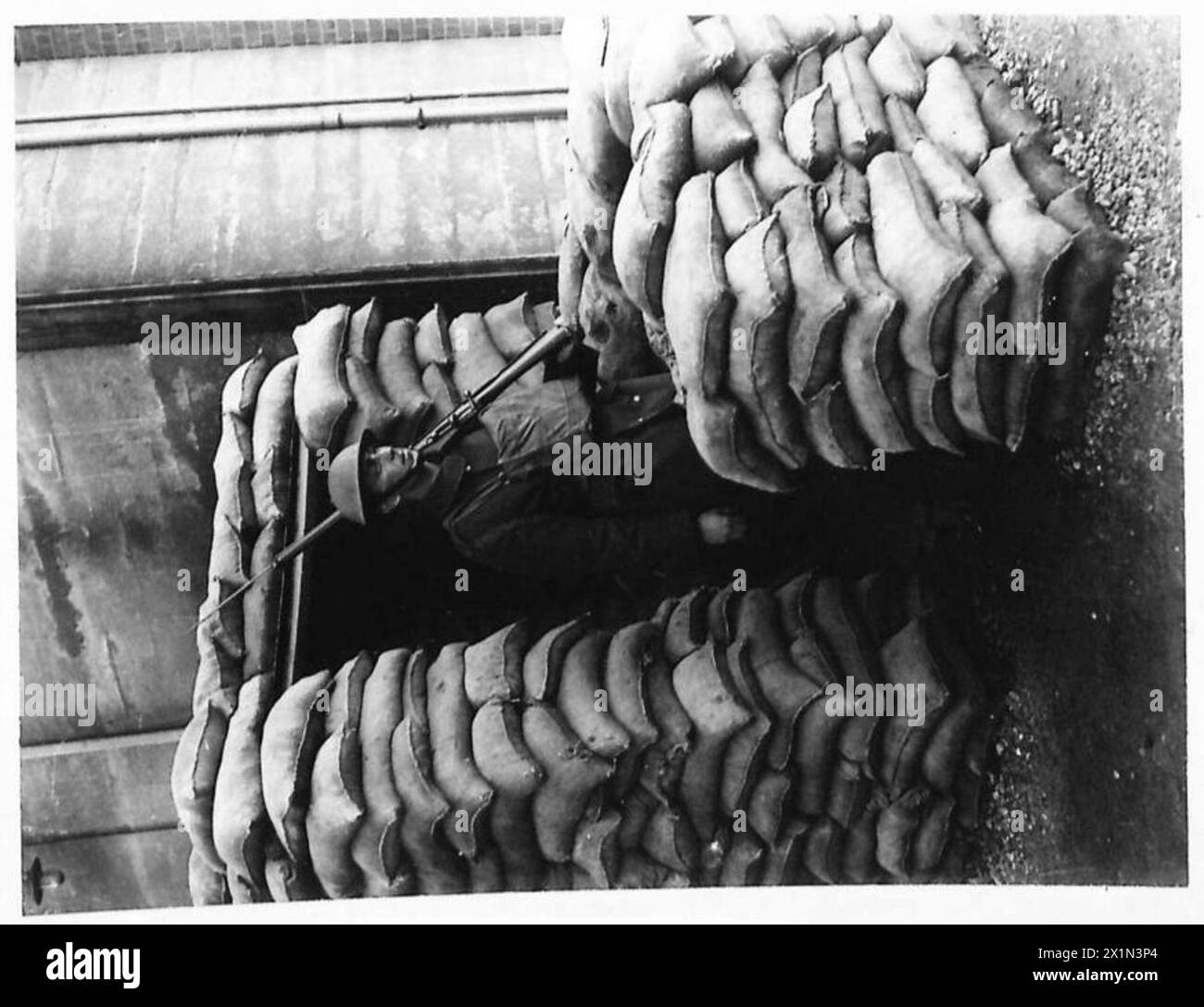 Una sentinella è in servizio durante la pratica della Royal Artillery a Sheerness, osservando e mettendo in sicurezza l'area, il British Army. Foto Stock