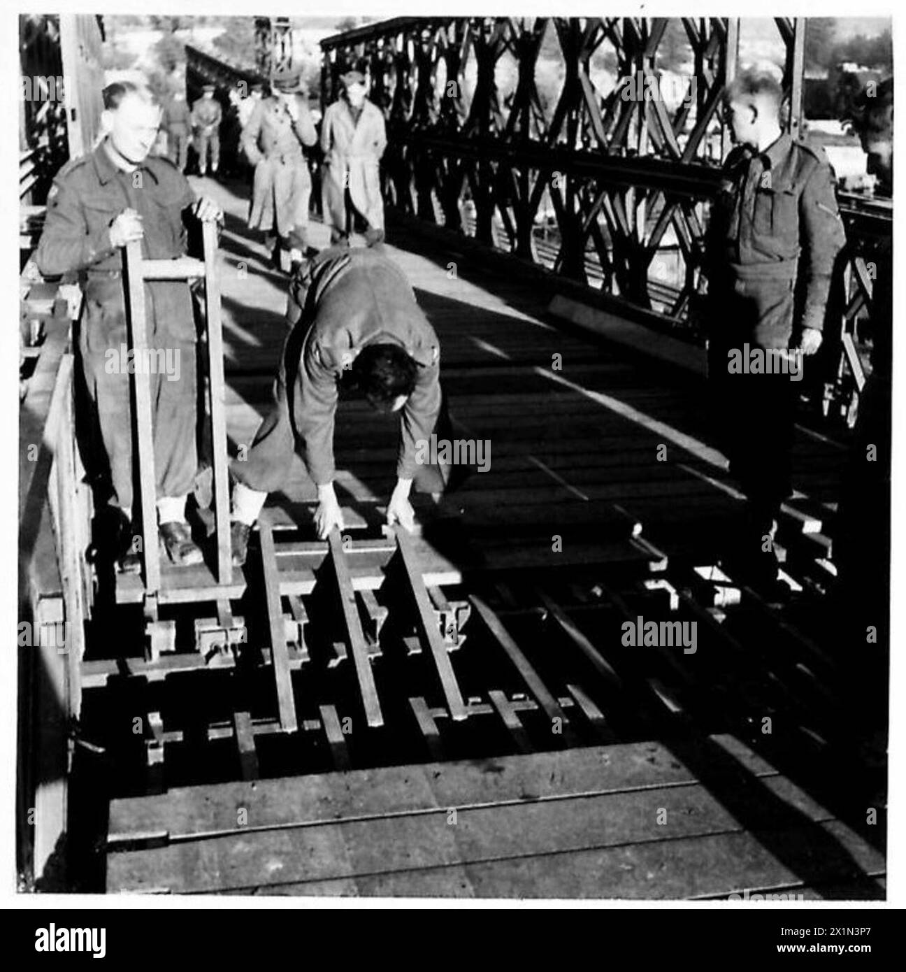 Un ponte Bailey è in costruzione dall'esercito britannico, dimostrando l'ingegneria modulare dei ponti militari utilizzati per un rapido dispiegamento attraverso fiumi e ostacoli. Foto Stock