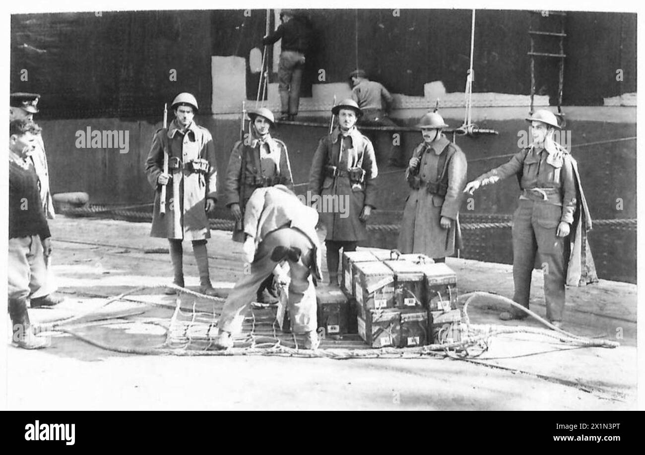 Le truppe britanniche arrivano a una banchina greca, con soldati che sbarcano e si radunano durante le operazioni in Grecia. Foto Stock