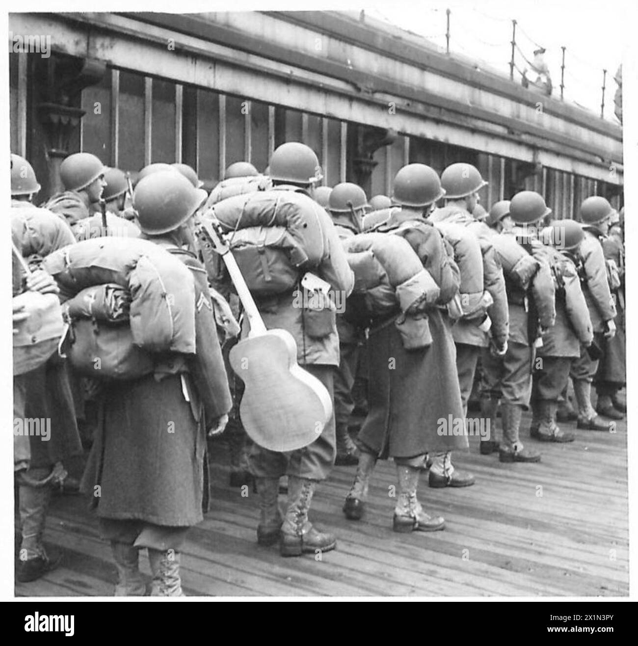 Le truppe americane sbarcano dal "Dominion Monarch" e dal "Castello di Stirling" a Liverpool, unendo le forze britanniche durante la seconda guerra mondiale Foto Stock