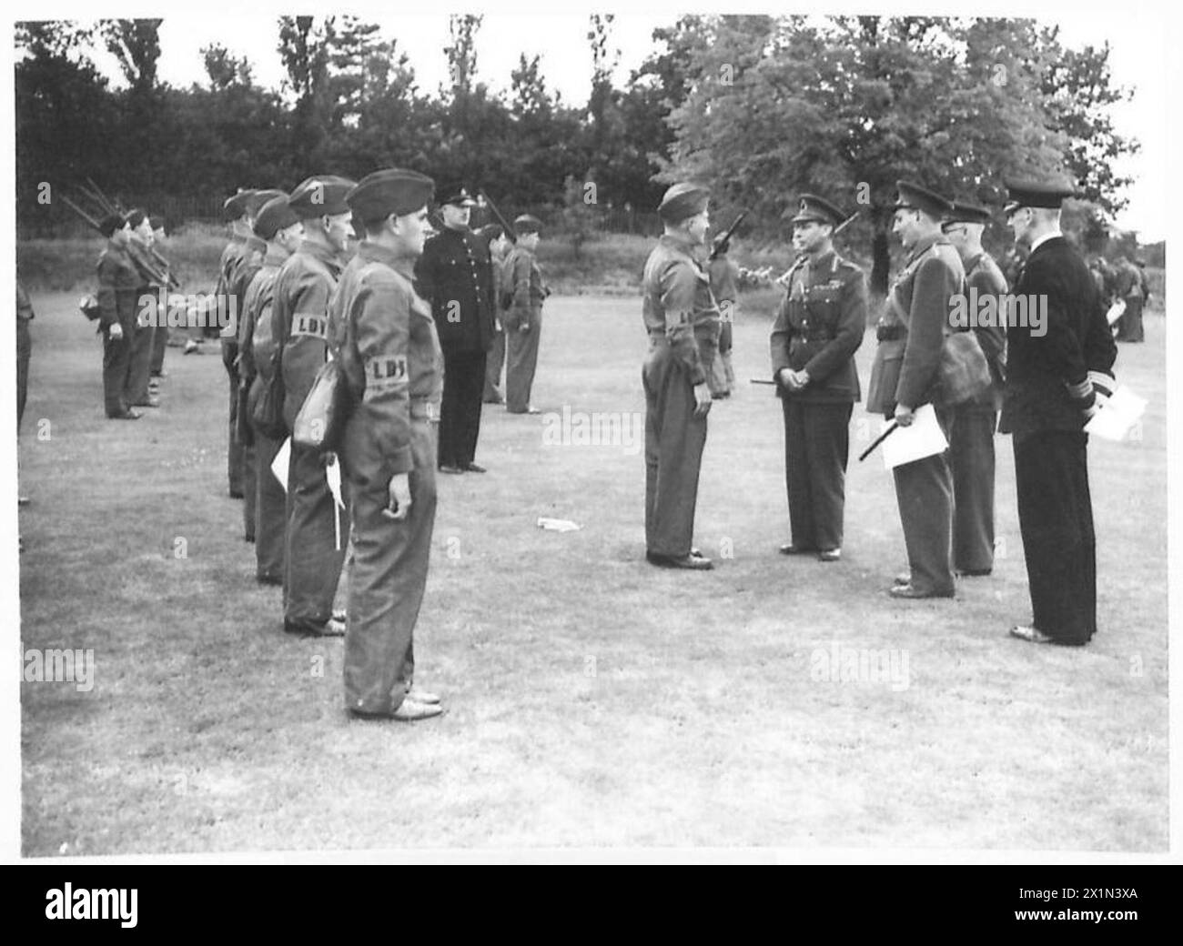 Sua Maestà il Re ispeziona Essex L.D.V e parla con un membro durante la visita, l'esercito britannico. Foto Stock