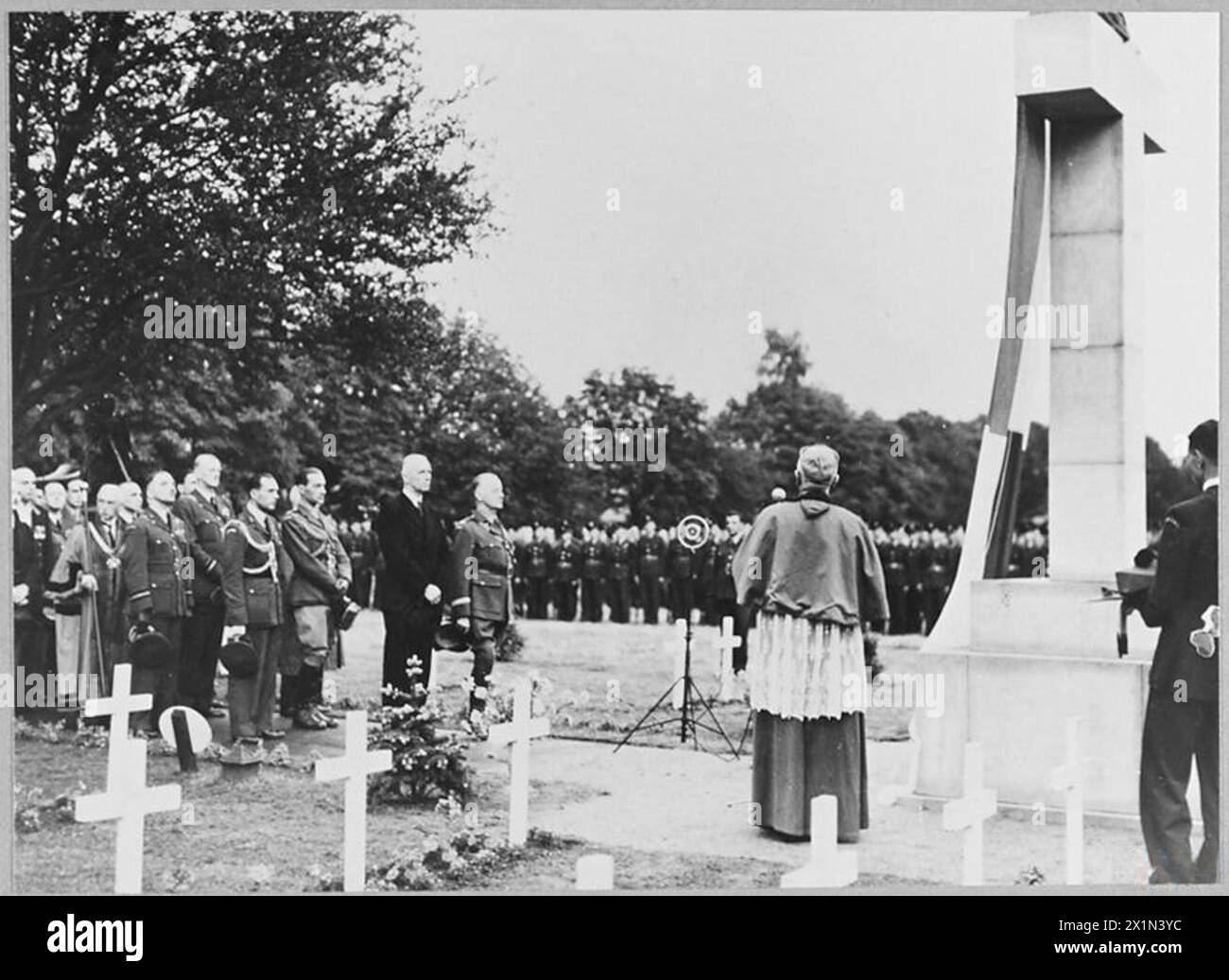 L'arcivescovo Józef Gawlina pronuncia un elogio al memoriale dell'aeronautica militare polacca che si svolge al cimitero di Newark-on-Trent, dal 15 al 17 luglio 1941. Sono presenti il generale Władysław Sikorski, il presidente Władysław Raczkiewicz e il vice maresciallo dell'aria Stanisław Ujejski, ispettore generale dell'aeronautica militare polacca. Foto Stock