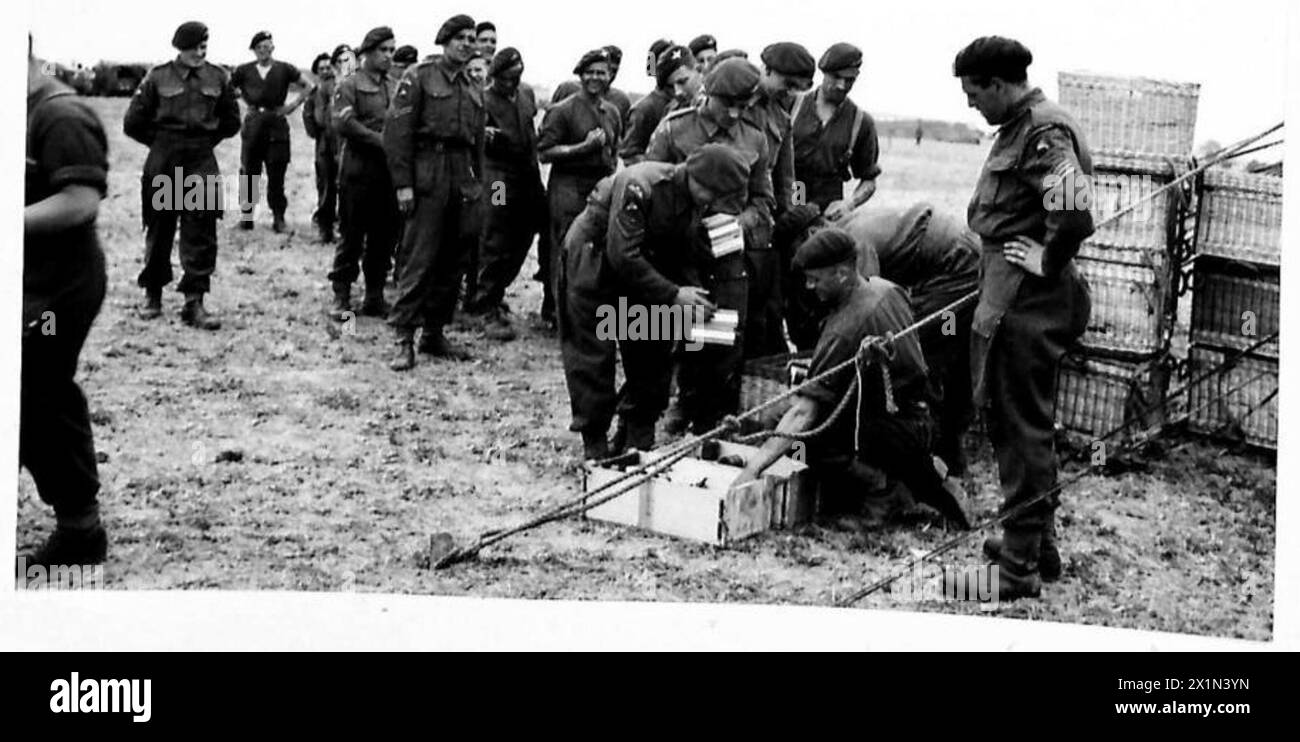 Il personale della 6th Airborne Division del British Army riceve 48 ore di razioni come parte dei preparativi per un'imminente invasione. Foto Stock