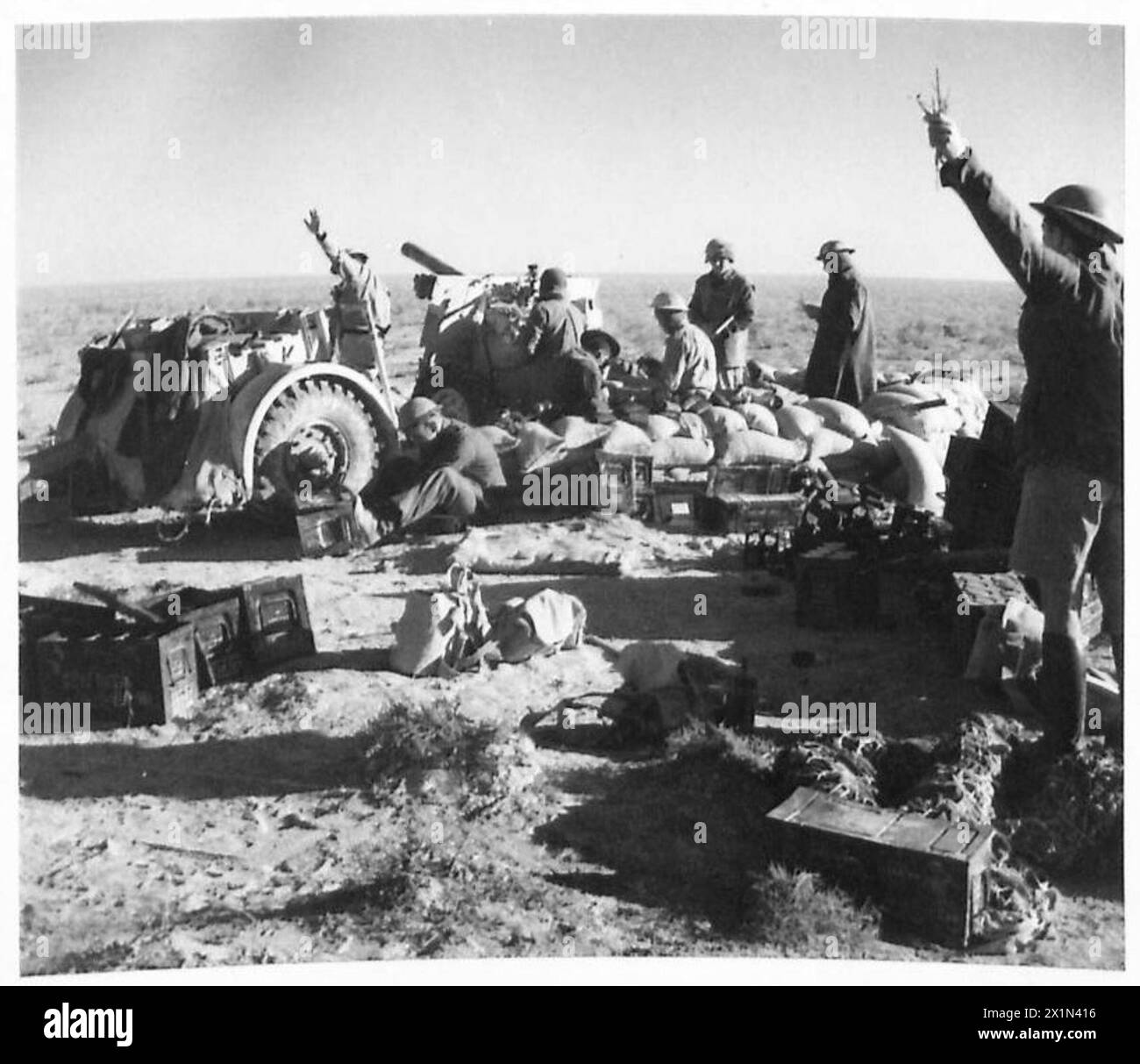 L'artiglieria britannica bombarda Tobruk in preparazione di un attacco di fanteria e carro armato durante la seconda guerra mondiale Foto Stock