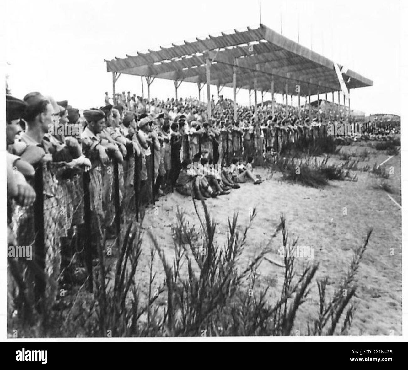 Una partita di calcio nello stadio di Tel Aviv tra l'esercito polacco in Medio Oriente e il Maccabi A squadra di tutta la Palestina è frequentata da grandi folle di civili e militari, terminando con un pareggio del 1-1, British Army. Foto Stock