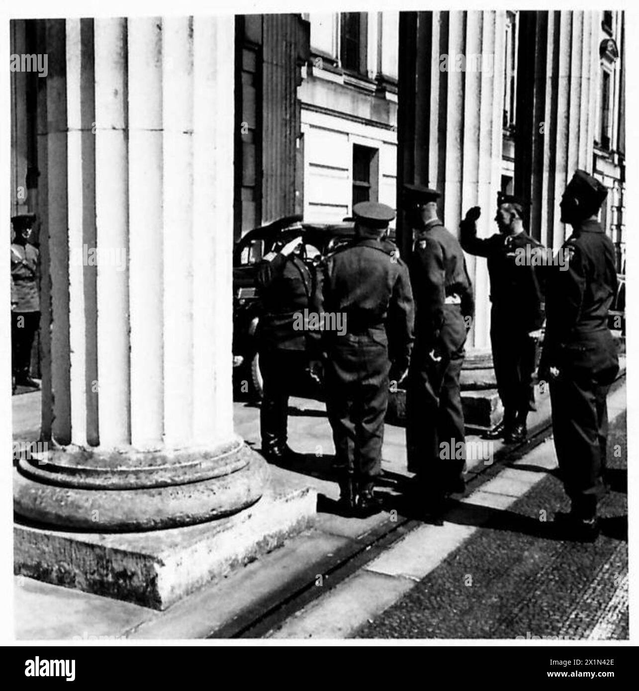 Il generale Sir Miles Dempsey incontra il generale russo Grishin come parte del collegamento ufficiale tra le forze britanniche e russe, 21st Army Group, British Army. Foto Stock